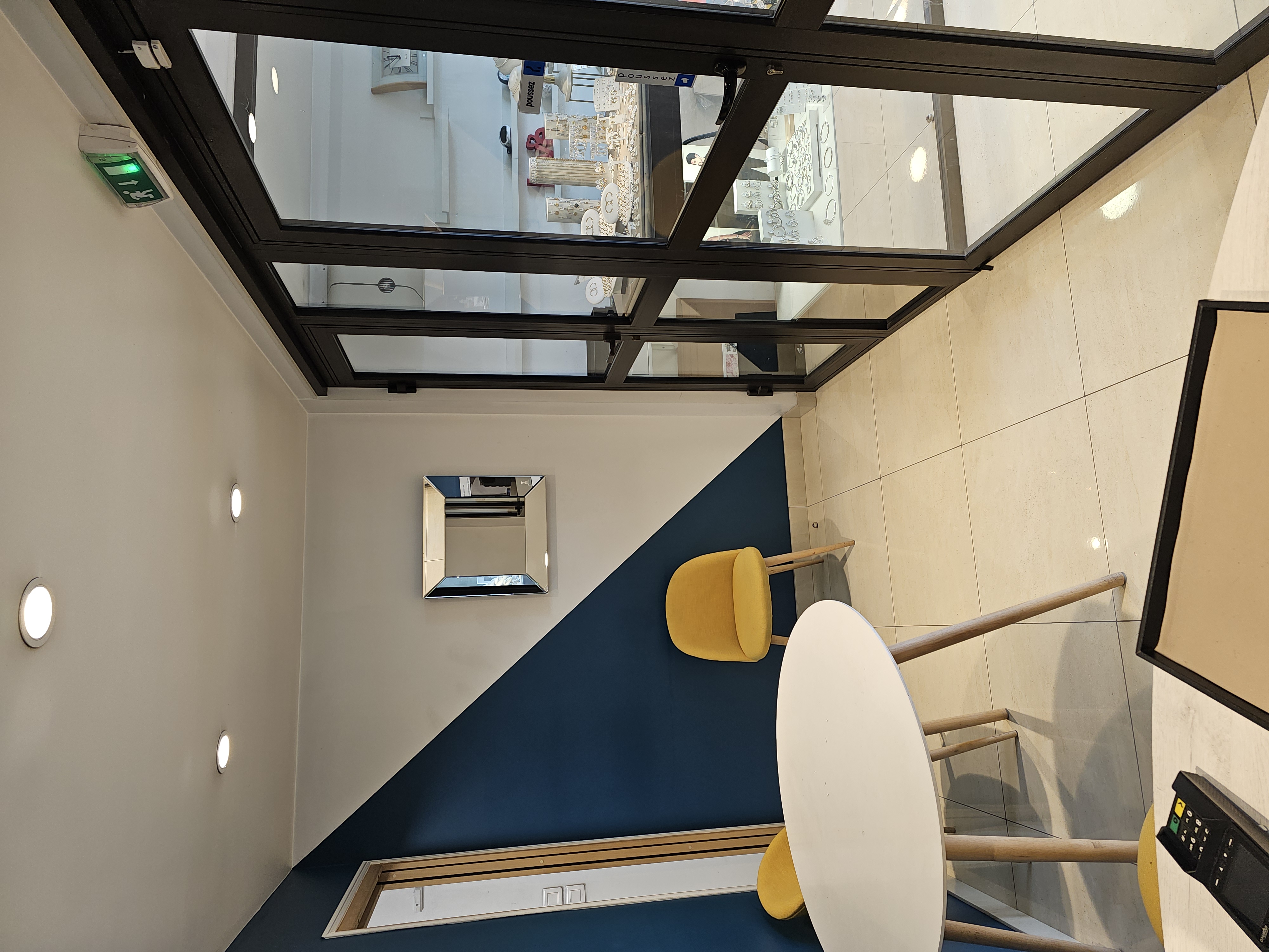 cause retraitre bijouterie  chiffre d affaire 300 000ht  35 ans implanté au village sur artère principal .  70m2 loyer 1200 euros ht  plus stock.