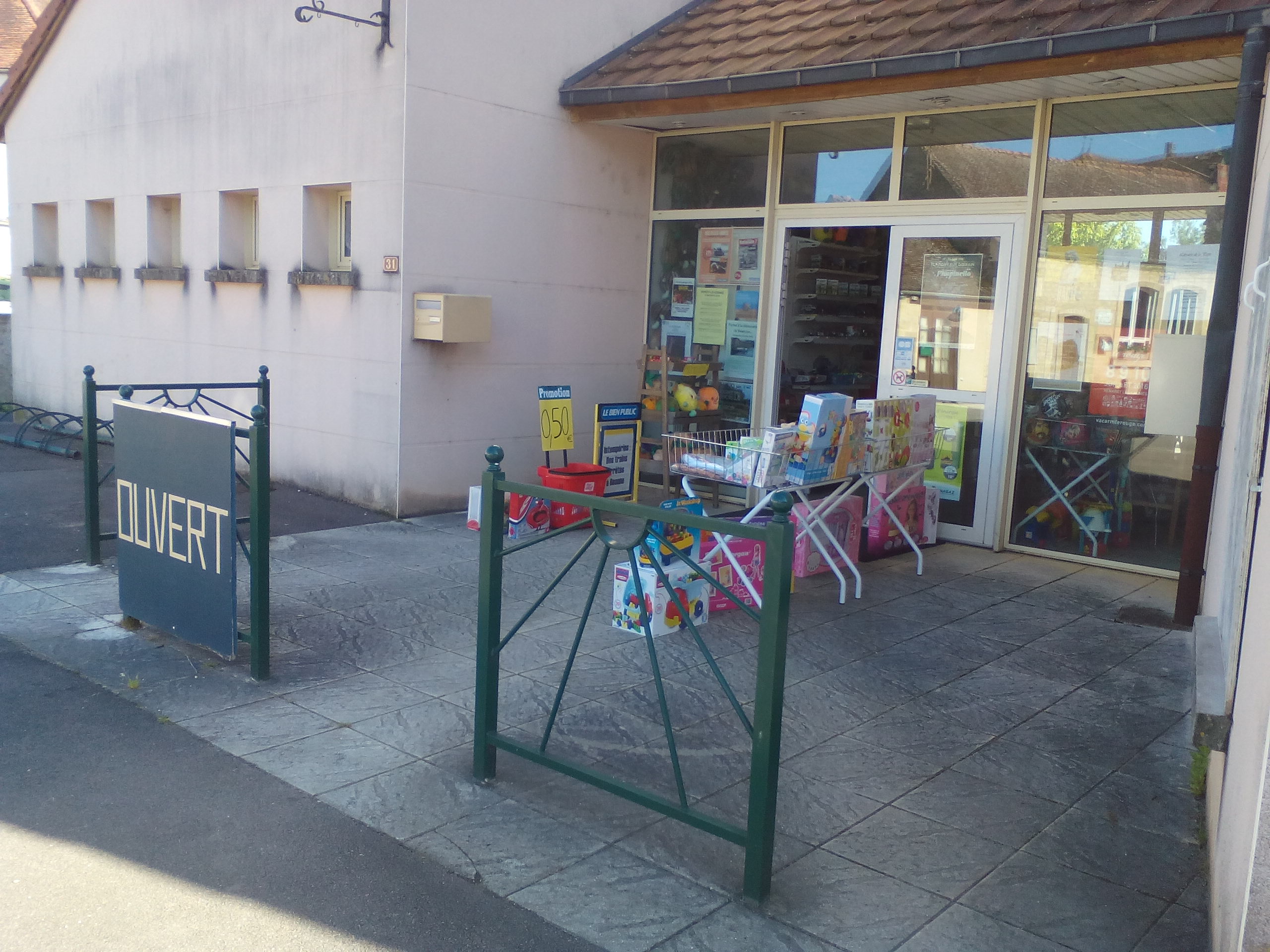 Dans un village de 600 habitants, avec un hôtel-restaurant, un coiffeur et divers artisans, et dans lequel passe le Canal de Bourgogne, la municipalité recherche un locataire pour leur épicerie multi-services.

Pouillenay est situé sur l'axe Semur-en-Auxois / Venarey-les-Laumes / Vitteaux, axe très fréquenté. Des places de stationnement sont situées devant l'épicerie.

Le local est composé d'un hall d'entrée, une grande salle, une grande réserve et deux petites réserve, un office et un WC.
Ce commerce offre à ses clients un dépôt de pain, de journaux, de l'alimentaire, et peut évoluer selon l'implication du gérant.

Si vous êtes intéressés, contacter nous pour une visite.
