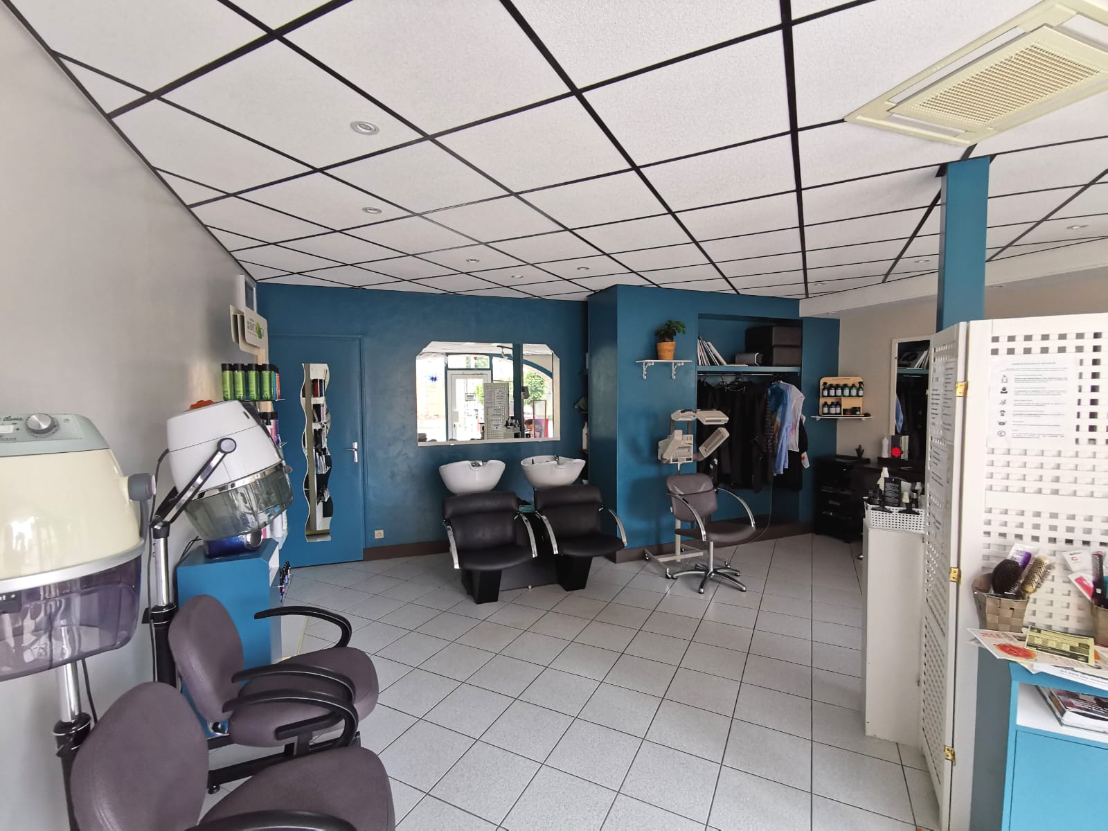 Salon de coiffure mixte en lisière du Perche, dans une charmante commune de 3200 habitants. Situé en plein centre-ville, avec parkings gratuits à proximité. Salon lumineux de 42m², refait à neuf en 2019/2020, climatisé, avec 2 bacs et 3 postes de coiffage.
Clientèle habituée et fidèle depuis 34 ans. Loyer de 562€HT/mois. CA en constante augmentation. 
Il est temps pour moi de prendre ma retraite, un accompagnement est possible de ma part. N'hésitez pas à me contacter pour plus de renseignements.