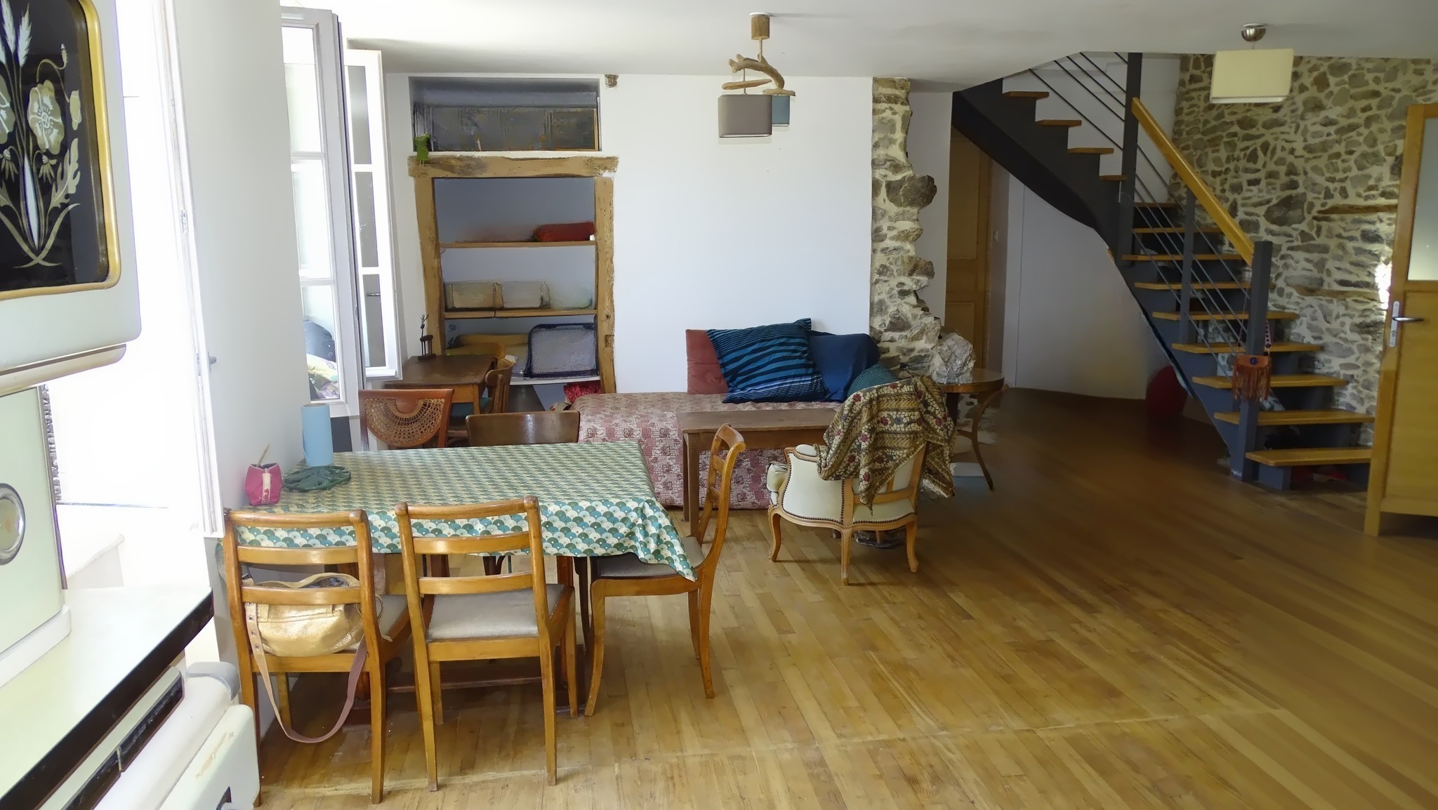 Situé à 10 min de Dinard, sur les bords de Rance, dans une belle maison de bourg en pierre, ce local commercial (aujourd'hui Galerie d'art et bistrot Curieux) accompagné de sa partie privative, accueillera idéalement vos projets de  bar/restaurant et conviendra pour tout autre projet passionné. 
Au rez-de-chaussée, vous découvrirez une salle de restaurant/bar (licence IV) avec de chaque coté deux salles attenantes adaptables (l'une avec cheminée), une cuisine professionnelle, un cellier et des commodités avec possibilité de 50 places assises en intérieur. La terrasse sud qui accueille actuellement 30/34 places assises et le jardin offrent des possibilités d'extension d'activité commerciale ou d'aménagement privé. Le stationnement est facilité par la présence de parkings à proximité. La municipalité, le camping, les nombreuses chambres d’hôtes et gites accueilleront avec bienveillance tous projets pérennisant le dynamisme du bourg, avec convivialité. 

Au premier étage de la maison, la partie habitation rénovée avec goût, alliant pierre apparente et bois, comprend une pièce de vie avec cuisine, chambre, dressing et salle d'eau. Le dernier niveau baigné de lumière traversante, vous propose deux chambres dont l'une d'une grande superficie avec baignoire et vasque. 
Venez vous installer dans un lieux plein de potentiel au cœur d'un charmant village!
