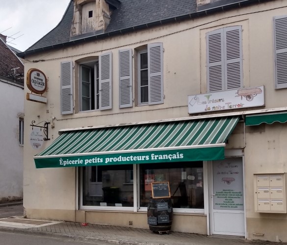 Vends Fond de commerce Primeur/Epicerie de producteurs.

Dotée d'une surface de vente de 40m² équipée de frigos, congélateur, rayonnages en caisses bois, et charrette de maraîcher ; d'une cuisine/laboratoire d'environ 15m², d'un coin bureau, rangements, vestiaire et sanitaires ; et d'une grande zone stockage de près de 70m².
Prix du Fond : 35K€.
Bail en cours. Loyer mensuel 650€ hors charges.
Seule épicerie de la ville, avec une large clientèle locale fidèle, c'est une belle affaire à développer, à fort potentiel. Idéal pour couple. 
Possibilité de logement sur place, loyer en supplément.
Il est également possible d'acquérir le bâtiment dans son ensemble (en plus du fond).

L'épicerie est située en Nord Côte d'Or, à Chatillon sur seine, charmante ville d'environ 5000 habitants, et proche d'un grand parking, des écoles, collèges et lycées, de la Médiathèque, et du centre ville.
Chatillon s/seine est une ville attractive et touristique (Musée du Pays Châtillonnais avec le Vase de la Princesse de Vix et qui accueille de nombreuses expositions, Les Sources de la Douix, Le Château du Maréchal Marmont, Crémants de Bourgogne...), nichée au cœur du Parc National des Forêts, et de ses nombreux sites touristiques.

Pour toutes questions et photos supplémentaires, n'hésitez pas à envoyer un mail à : lestresorsdenotreterroir@orange.fr