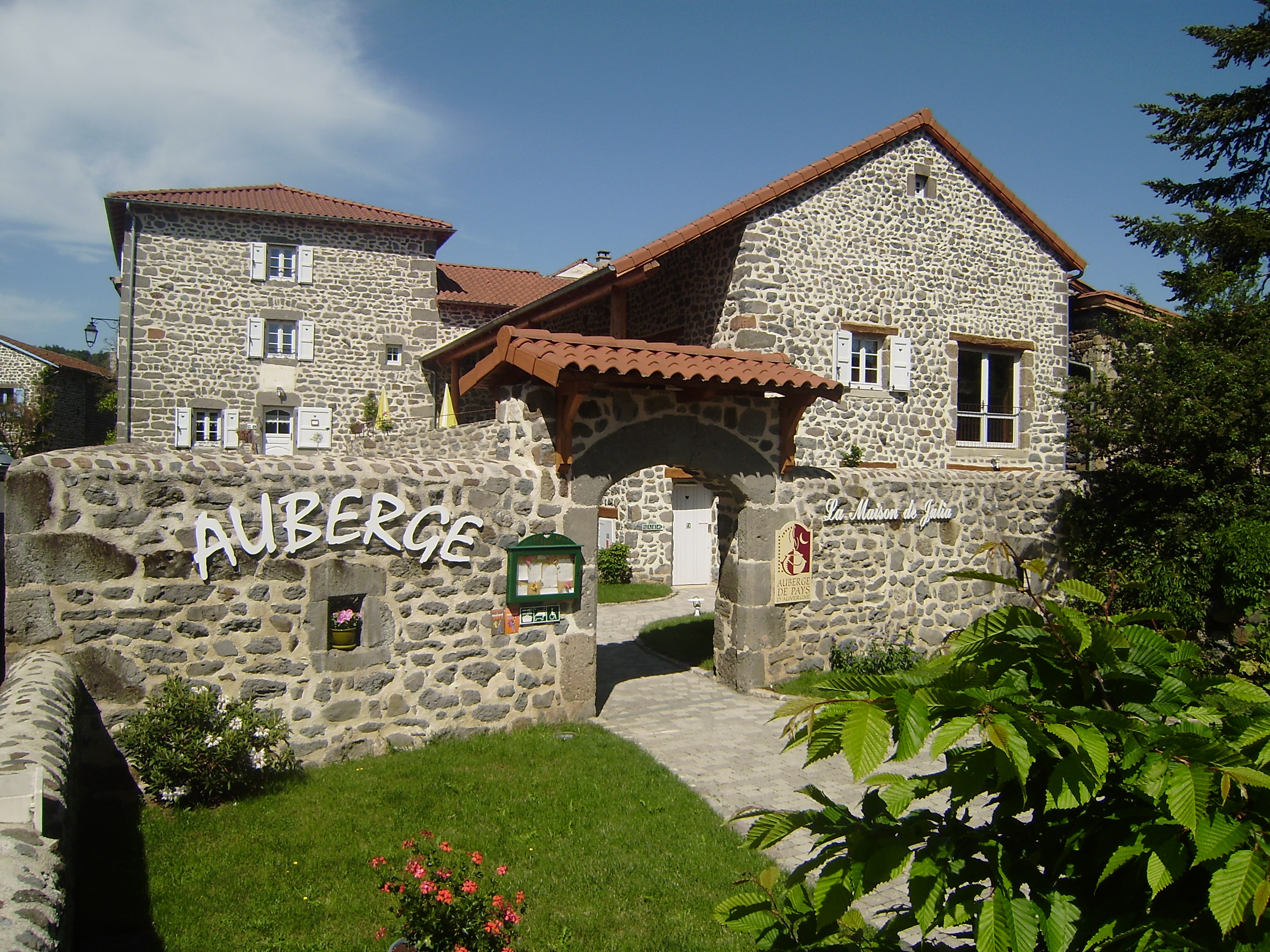 auberge avec restaurant , chambres d'hôtes et un gite