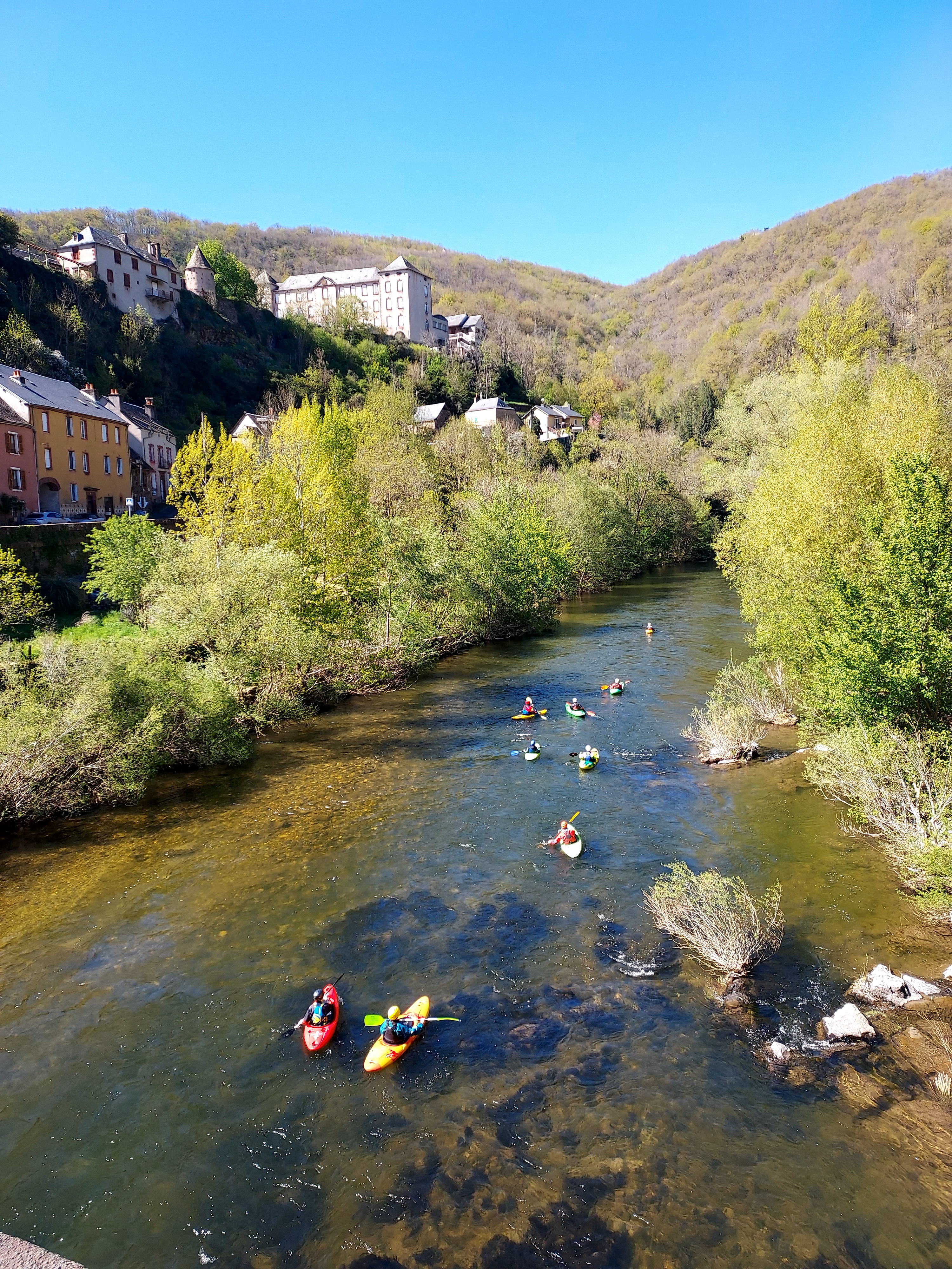 La mairie de Saint-Laurent d'Olt souhaite encourager la création d'un bar restaurant au cœur du village et  cherche un gérant dynamique pour relever ce défi  !
Le local est neuf, offrant deux salles de restaurant spacieuses et une terrasse avec vue imprenable sur le Lot et les contreforts de l'Aubrac.
Un cadre idéal pour accueillir les habitants et les visiteurs dans une ambiance conviviale et chaleureuse.
Potentiel exceptionnel !