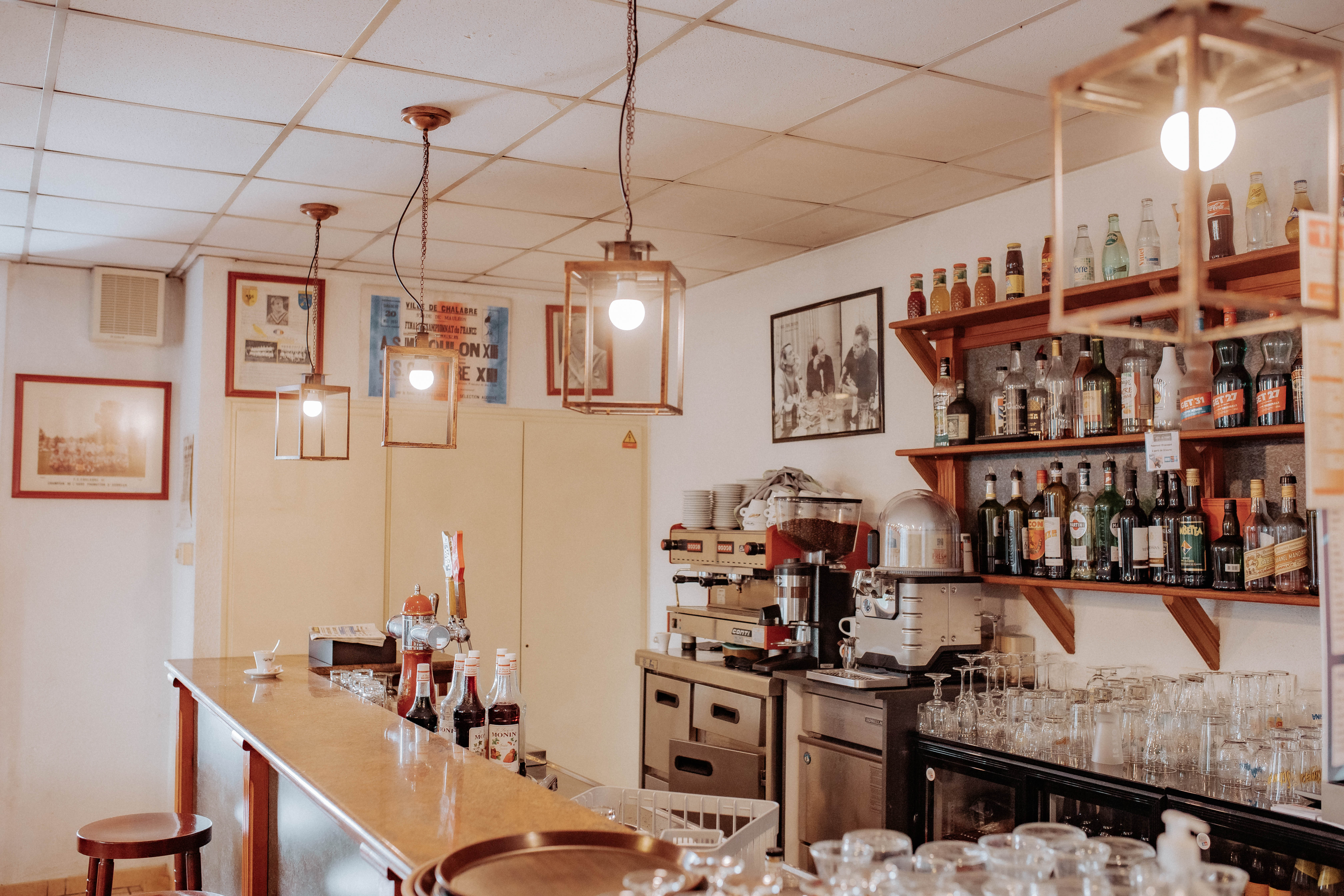 Situé dans un environnement naturel d’exception, au sein du pays cathare et à proximité immédiate de la Voie Verte, l’Hôtel de France est un lieu de rencontre prisé des cyclotouristes, des randonneurs, des amoureux de la nature et des habitants de la région. Dans un village dynamique et touristique, cet hôtel bar restaurant en activité bénéficie d’une belle notoriété locale et clientèle fidèle.

Côté restaurant : Licence IV, 35 couverts en salle et 25 couverts en terrasse - Clientèle locale et de passage avec en moyenne 20 couverts journaliers - Cuisine entièrement équipée et aux normes (hygiène et accessibilité) 

Côté hébergement : 14 chambres, Fréquentation régulière de VRP, touristes, randonneurs, amateurs de quad et amoureux de la nature - Établissement parfaitement entretenu, conforme aux normes en vigueur, idéal pour un couple de professionnels souhaitant s’installer dans un environnement naturel et paisible, tout en bénéficiant d’une activité saine avec des axes de développement. Quelques investissements sont à prévoir.

Les + : Belle visibilité en bord de route Grand parking à proximité Potentiel de développement (soirées à thème, événements…). Accompagnement possible à la reprise  
Prix du Fonds : 200 000 euros / et prix de vente des murs : 250 000 euros