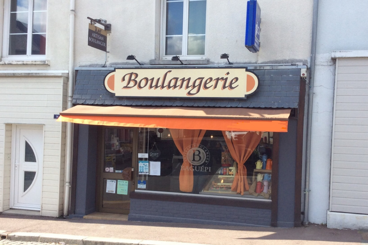 Boulangerie à vendre dans un bourg de 2500 habitants.(crèche, école maternelle, école primaire, collège)
Axe Saint-Lô -  Coutances.
Possibilité achat des murs.