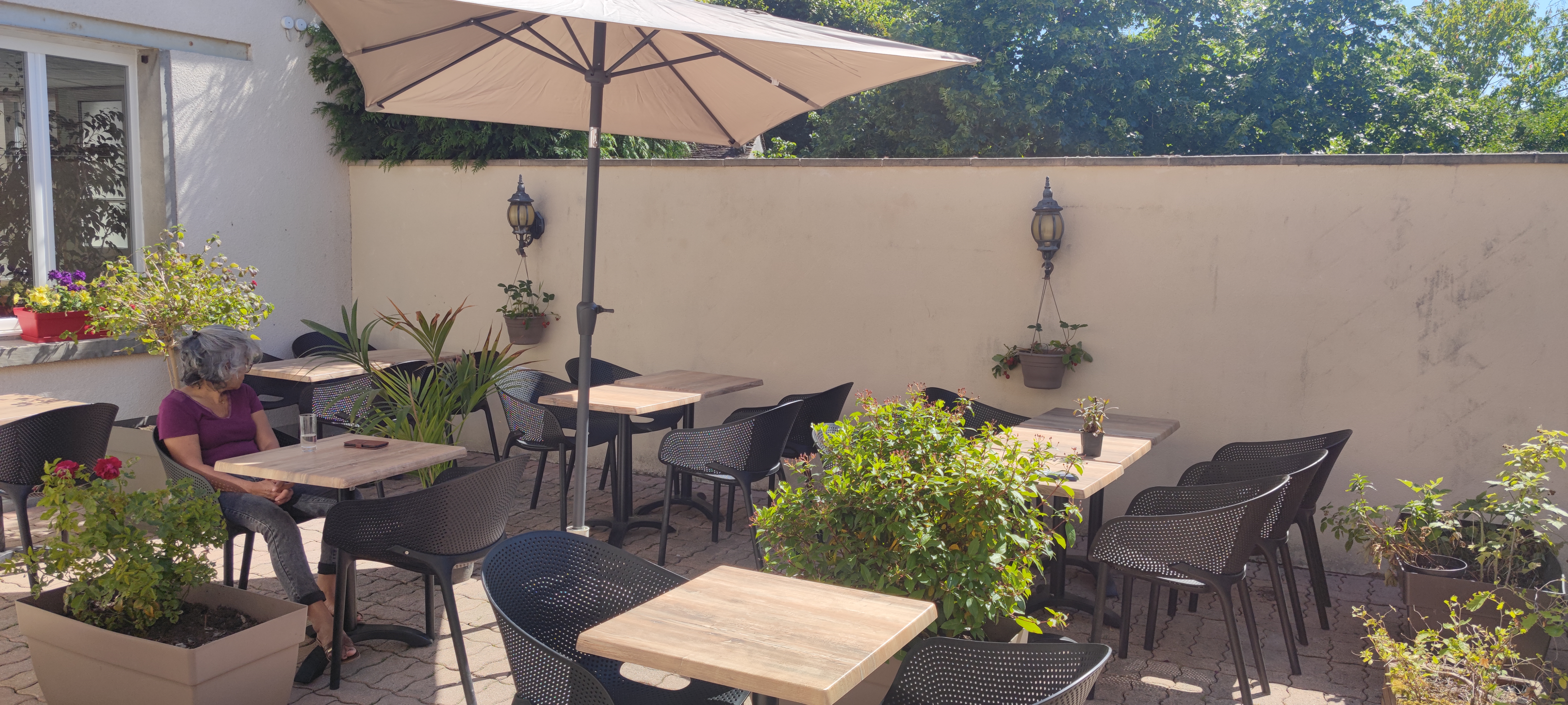 Auberge de village à vendre, comprenant un bar, un restaurant avec terrasse intérieure et 5 chambres d'hôtel.

L'auberge est située à Nesploy, petit village situé entre Orléans et Montargis, entre Pithiviers et Gien, à 5min à pied de la forêt domaniale d'Orléans et de ses étangs. Départementale passant devant l'auberge, reliant le Château de Chamerolles et le Château de Sully-sur-Loire.

L'auberge a été totalement rénovée il y a 2 ans. Le restaurant a une capacité d'environ 50 couverts en salle et 25 couverts environ en terrasse. 

CA annuel d'environ 100 000 €