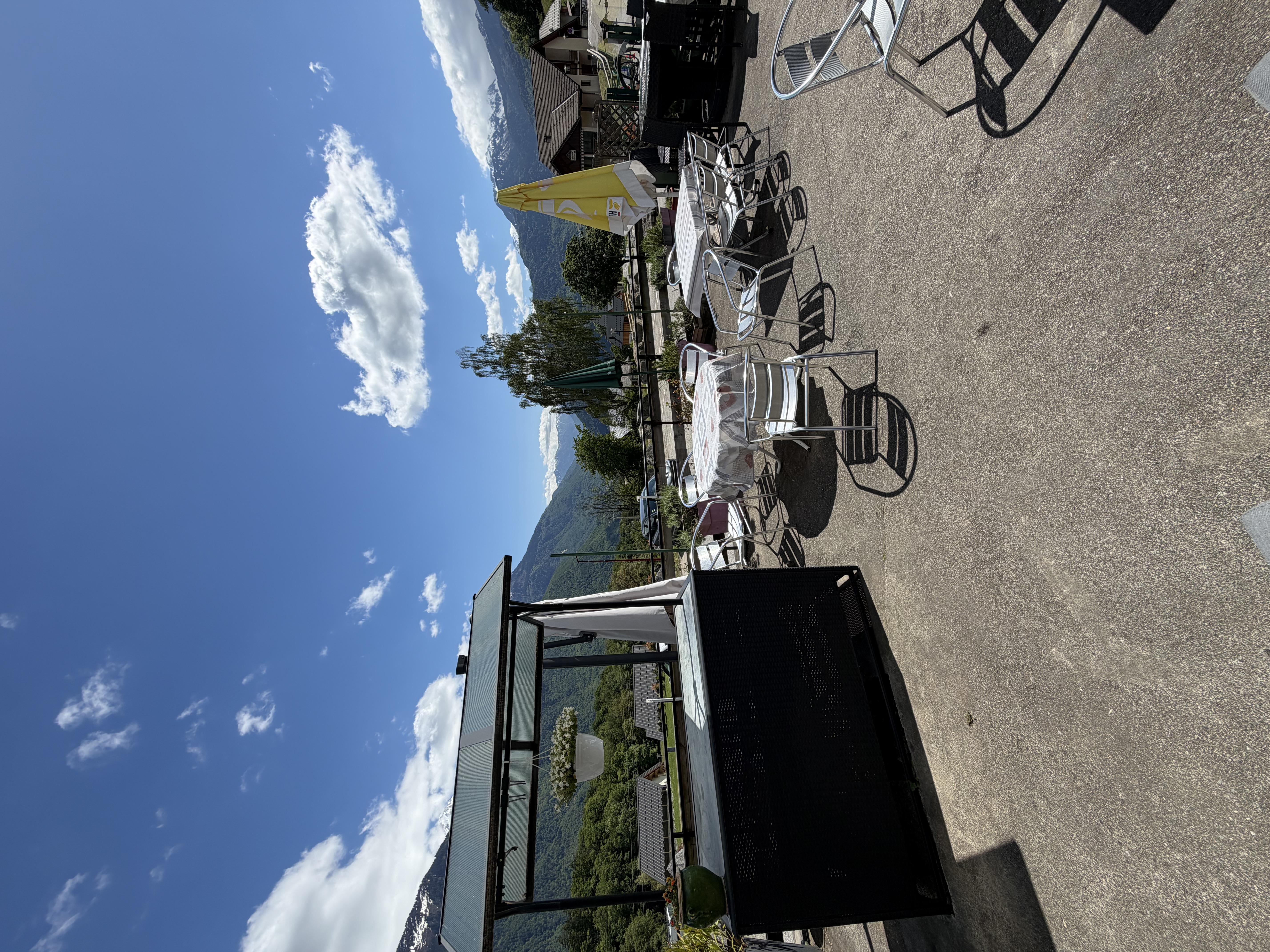 À vendre – Murs et Fonds de Commerce – Auberge des Hurtières

Au cœur de la Maurienne, à Saint-Georges-d’Hurtières, découvrez cette authentique auberge savoyarde bénéficiant d’un environnement naturel privilégié et d’une vue dégagée sur les montagnes.

Situé sur un axe apprécié des cyclistes, motards, randonneurs et touristes, l’établissement profite d’un cadre de vie attractif et d’un fort potentiel de développement.

L’ensemble comprend :

* Restaurant d’environ 195 m²
* Salle intérieure d’environ 80 couverts
* Terrasse panoramique d’environ 40 couverts
* Appartement duplex d’environ 60 m²
* Garage et cave (26 m²)
* Terrain de 808 m²
* Licence IV
* ERP type N – 5e catégorie

Actuellement exploité uniquement le midi dans un cadre familial, l’établissement présente un potentiel de développement important : restauration du soir, activité touristique, groupes, évènementiel et exploitation renforcée de la terrasse.

Outil de travail immédiatement exploitable, vendu avec les murs et le fonds de commerce.

Prix de vente : 428 000 € 

Dossier complet et renseignements complémentaires sur demande.