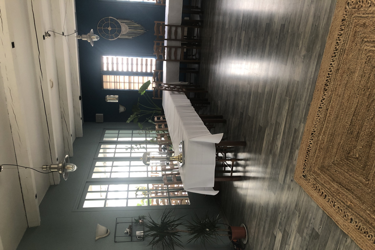 Restaurant tout équipé à vendre de 300m2 sur un terrain de 1600m2 comprenant une terrasse 200m2 
Fichier client  de vente à emporter