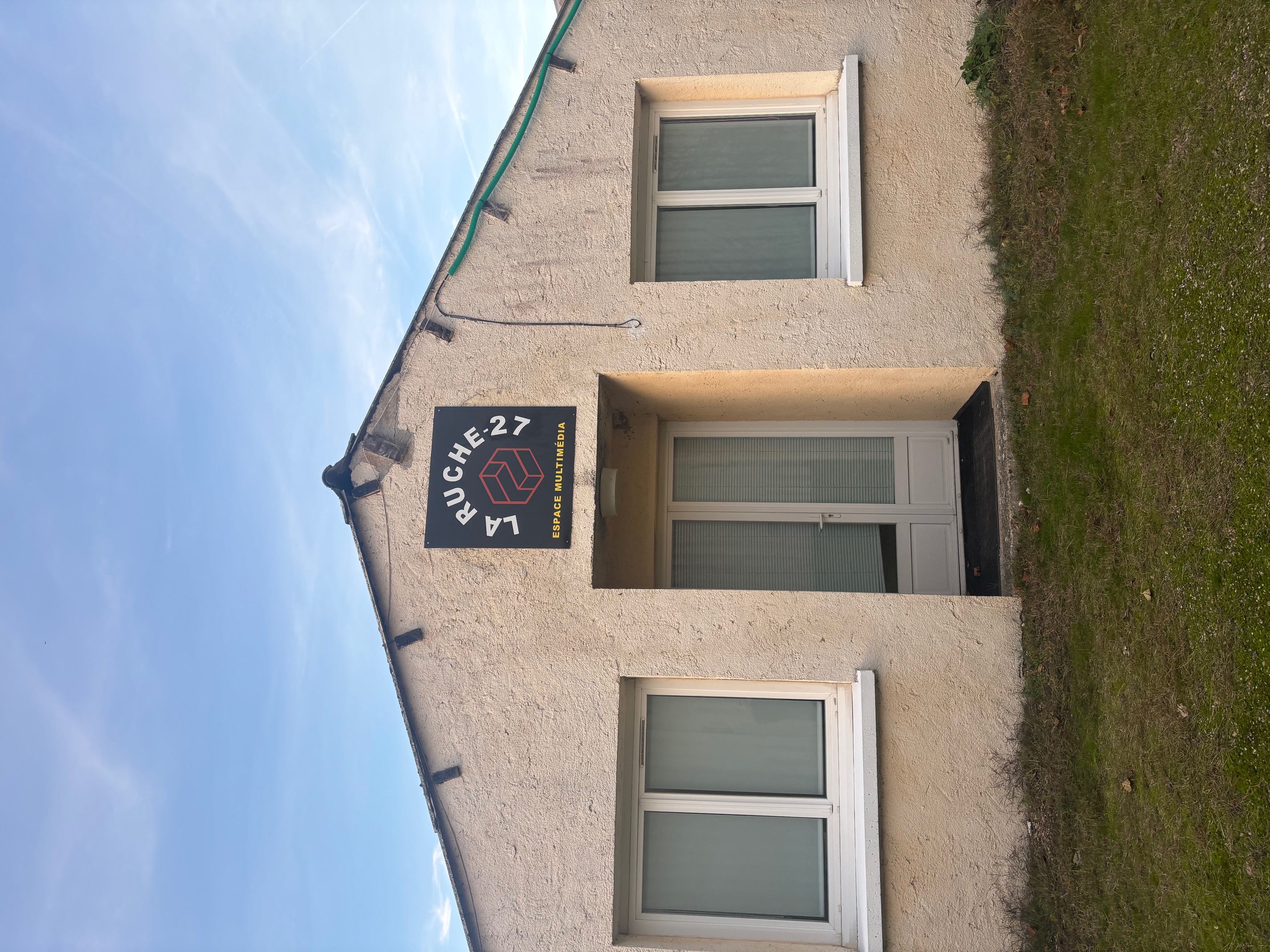 Saisissez une opportunité unique de louer un espace professionnel de 120 m², neuf ou très bien entretenu, idéalement conçu pour l'activité d'une TPE/PME, une profession libérale ou une activité de services nécessitant de la visibilité et une modularité immédiate.

Disponible immédiatement !

🎯 Caractéristiques Clés (120 m² au total) :
Accueil / Espace Client	50 m²
Bureau Privatif	25 m²
Salle de Réunion	25 m²
Remise / Stockage	10 m²
Sanitaires	10 m²

💰 Conditions Locatives :
Loyer Mensuel : 900 € HT (Hors Taxes).
Charges : Non incluses (à la charge du locataire).
Type de Bail : 3/6/9, précaire

Disponibilité : Immédiate.

Ne perdez pas de temps, ce type de local est rare !

Contactez-nous rapidement pour organiser une visite.

Louis Rathier van Heekeren