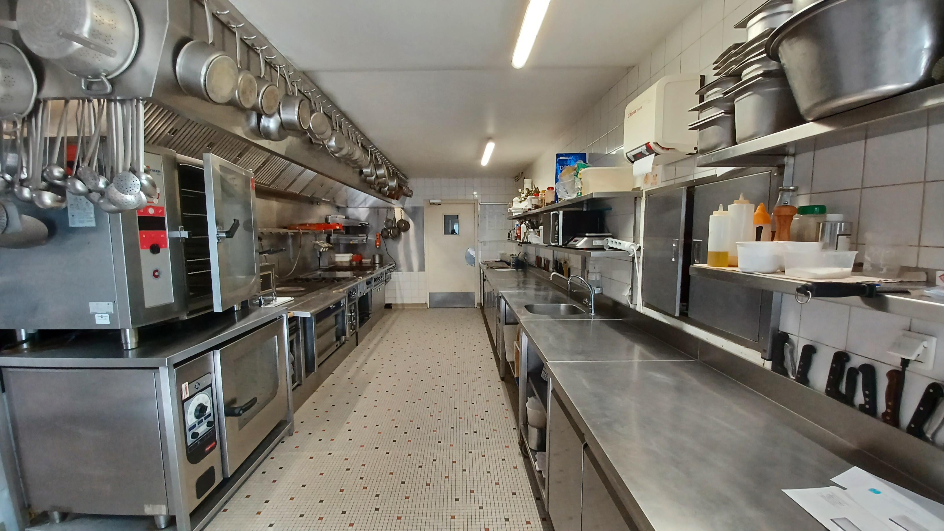 Vente Fond de commerce de restaurant avec licence IV Opportunité à saisir à 20min de Rennes
Dans le triangle Rennes - Saint-Malo - Dinan, auberge avec fort potentiel événementiel à reprendre.
Un lieu clé en main pour restaurateurs, traiteurs ou porteurs de projet.
Un établissement reconnu dans la région depuis 90 ans. 

Le lieu permet une exploitation immédiate, tout en offrant de réelles marges de développement grâce à ses volumes, sa modularité, son parc et une offre d’hébergement sur place avec des chambres d'hôtes. 

Ouverte en 1935 à Cardroc, l’Auberge Lucas perpétue depuis plus de 90 ans un savoir-faire familial. À l’origine boucherie reprise par les grands-parents de Pascal, l’établissement évolue grâce à la grand-mère qui propose cafés puis activité traiteur. En 1995, Anne et Pascal, troisième génération et Maîtres Restaurateurs, reprennent le flambeau, réalisent d’importants travaux et créent un parc paysager. Aujourd’hui, l’auberge défend une cuisine 100 % maison, de l’entrée au dessert, avec pour spécialité emblématique la tête de veau.

site : www.aubergelucas.com
site : www.restaurant-en-vente-bretagne.fr