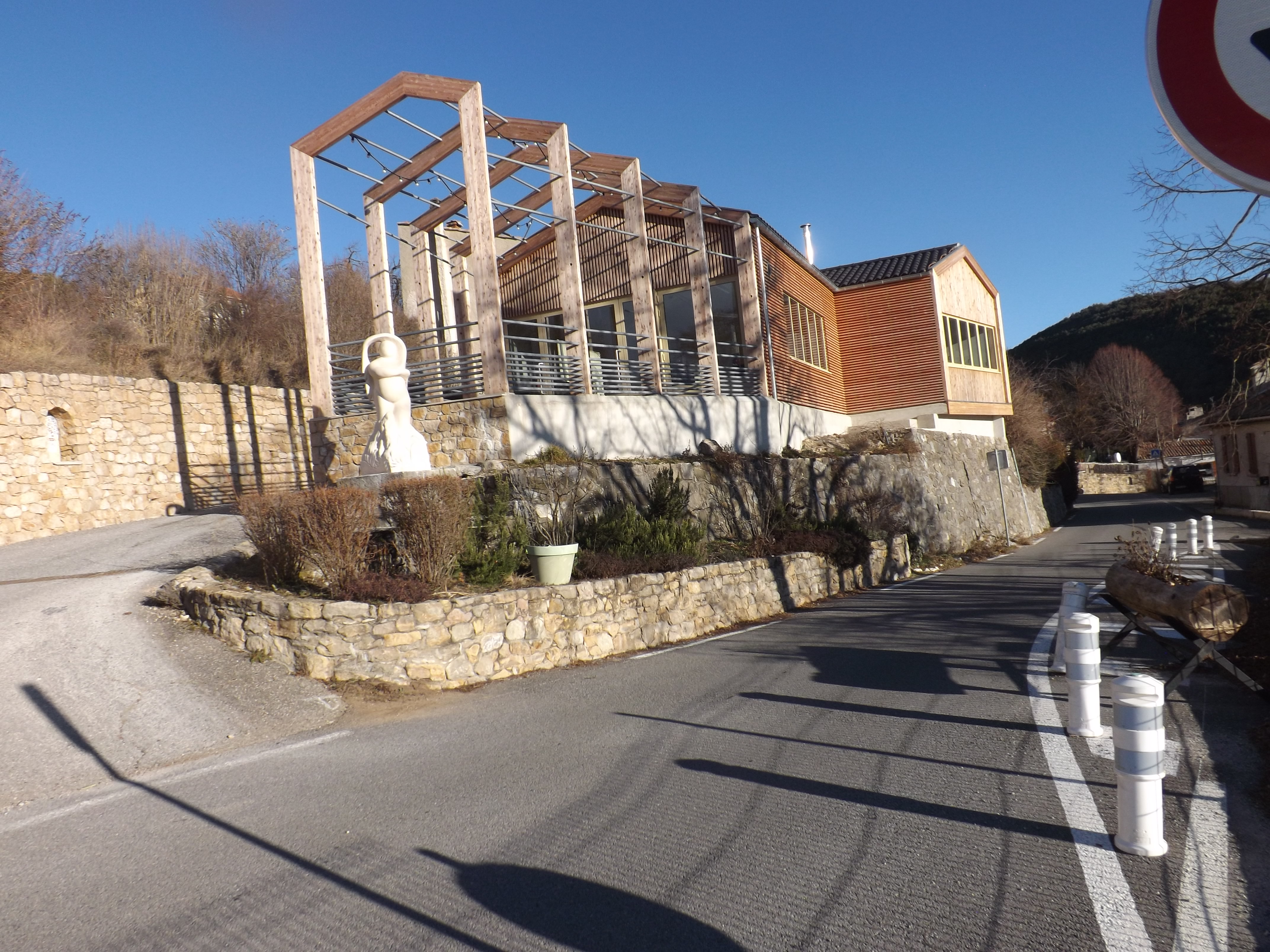 OFFRE DE LOCATION GERANCE DE RESTAURANT COMMUNAL
Situé dans le Haut Var  à proximité des gorges du Verdon, du Golf de Taulane, de la Route napoléon.
Etablissement  a été entièrement reconstruit en bois, dispose de deux salles de 47 m2 et 17 m2, une terrasse extérieure de 30 m2. l'ensemble du matériel de restauration est fourni (tables-chaises-couverts-assiettes ect..). La cuisine est équipée de matériel professionnel neuf.
Clientèle locale, touristique, résidences secondaires, randonneurs.
Commune classée en "commune touristique"
Le restaurant est situé au cœur du village avec un parking à proximité.
le bâtiment est propriété de la mairie - loyer modéré assujetti à la TVA
La commune est classée en ZRR /FRR fiscalité avantageuse.
Expérience du métier souhaitée
Pour tous renseignements : mairie de la Martre téléphone : 04 94604790
Mail: mairie-lamartre@orange.fr