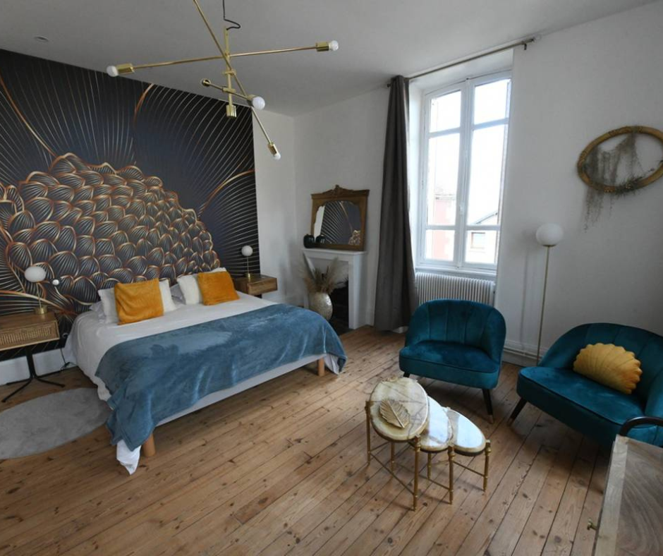 Lieu d’activité à relancer à Soumans (23) – Maison + dépendances + ancien restaurant

Vous rêvez d’un projet professionnel à la campagne ? Cette propriété de caractère, située dans un village paisible de la Creuse, offre un cadre idéal pour allier qualité de vie et activité entrepreneuriale.

🔹 Le bien en quelques mots :
Maison principale de 250 m² : 5 chambres (chacune avec salle d’eau privative), salon, cuisine équipée, grenier aménageable

Ancien restaurant de 200 m² sur 2 niveaux, climatisé, avec rampe d’accès et WC PMR

Dépendance de 130 m² avec dalle béton, arrivée d’eau, douche et local technique (idéal pour spa, atelier, studio…)

Terrain clos de 1 350 m² avec jardin, patio et terrasse

🔧 Activité commerciale déjà inscrite dans l’acte notarié
Le bien est enregistré comme lieu à usage mixte avec activité commerciale, ce qui facilite la reprise ou la création d’un projet professionnel : restaurant, chambres d’hôtes, glamping, espace bien-être, lieu culturel, coliving, etc.