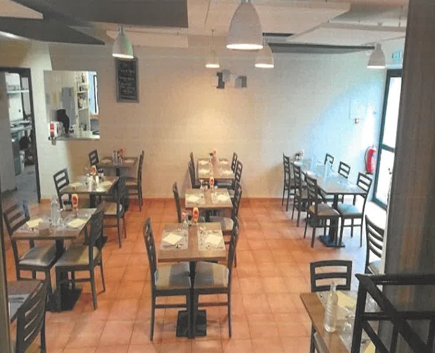 L’agglomération du Grand Périgueux recherche un professionnel de la restauration, pour son bar-restaurant de Lacropte (24380). 

Le village de Lacropte (petit village de 700 habitants) est un village typique du Périgord, situé entre Périgueux et les Eyzies/ Sarlat -hauts lieux touristiques en Dordogne.  

L’établissement se trouve au centre du village face à une boulangerie et à côté de la Mairie.  

Capacité de l’établissement :  
- Bar pouvant accueillir une dizaine de personnes assises 
- Partie restaurant : Capacité de 60 couverts environ avec une terrasse accueillante, vue sur la campagne, d’une capacité de 20 couverts supplémentaire pour l’été. 

A l’étage, appartement 3 chambres, grande pièce, salle d’eau, WC 
 
Potentiel de clientèle important : habitants du secteur, saisonniers (Pays de la Fraise), touristes. 

Bail commercial avec loyer mensuel de 600€ TTC. 
Investissements en matériel à prévoir

Idéal pour un couple – Solide expérience en cuisine demandée.