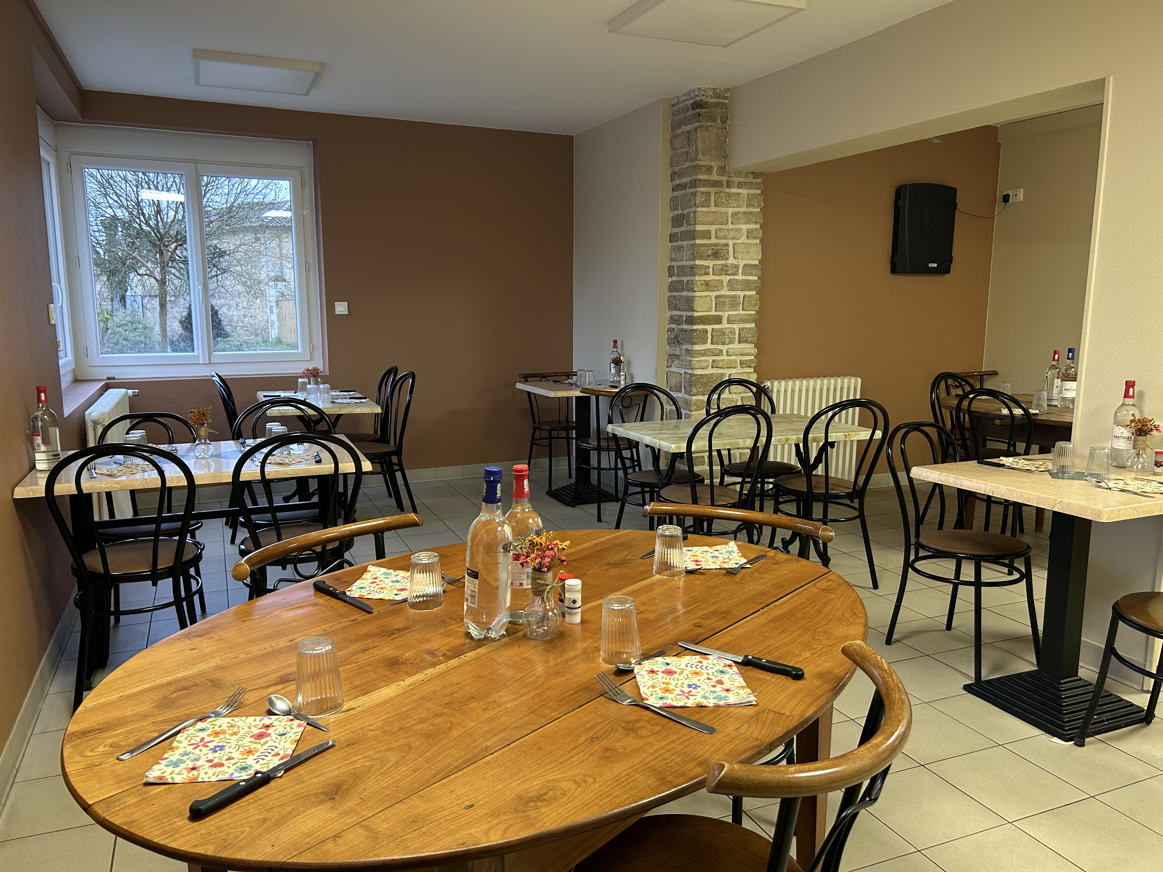 À vendre, fond de commerce multi services 
📍79120 ROM

Commerce de proximité, multi-services: café-bar, restaurant, épicerie (tabac/fdj/pmu)

Salle de café de 45,2m2
Épicerie de 65,25m2
Restaurant de 40m2
Cuisine de 16.08m2
Bureau et réserve tabac de 14,76m2
Réserve de 30,89m2
Local extérieur de 20m2
Chaufferie (chaudière à granulés, entretien à jour) de 17,65m2


Services proposés actuellement:

Café ☕️ / Bar 🍺
Restaurant 🍽️ / Sandwich 🥪 / Snacking 🍔
Épicerie 🛒
Nouvelle république 📰 79 et 86
Le tabac 🚬  
Les jeux de la FDJ 🎱 
Le PMU 🐎 
Relai La Poste 📩
Dépôt de gaz Antargaz 🔥
Dépôt colis PickUp📦 Chronopost, colissimo et DPD
Dépôt de pain 🥖

Le fond de commerce sera vendu avec sa licence IV 🍷

Il vous faudra obtenir l’agrément pour le tabac, la FDJ et le PMU. 

La peinture du bar et du restaurant a été refaite en 2024. 

Restauration: l’équipement sera vendu avec le fond, je vous fournirais l’inventaire. 
L’épicerie: le stock présent sera vendu avec le fond. L’épicerie est vraiment à optimiser, la clientèle étant demandeuse afin de limiter leurs déplacements.
Un système de vidéosurveillance (non raccordé à la télésurveillance) sera vendu avec le fond, ainsi que le matériel bureautique (ordinateur et imprimante)
Un deuxième système de vidéosurveillance raccordé à la télésurveillance et caisses Strator, en location-vente 
Une clientèle d’habitués vraiment sympathique.
Possibilité de logement, refait à neuf, au dessus du commerce. 
Commerce en ZRR zone de revitalisation rurale 
Loyer dû à la commune


Prix: 54000€