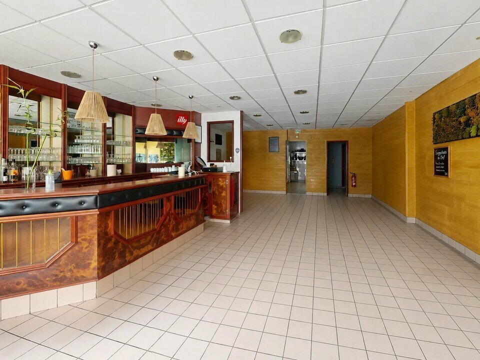 Fonds de commerce de restauration d’environ 70 m² à céder au Havre, à deux pas des Halles Centrales. L’établissement peut accueillir près de 40 couverts et dispose d’une cuisine professionnelle entièrement équipée d’environ 10 m² avec extraction professionnelle. Une cave en sous-sol assure un espace de stockage complémentaire et une terrasse privative complète l’ensemble. L’affaire bénéficie d’une Licence IV et se cède avec une reprise immédiate. Une reprise en location est également possible.

Surface totale : 70 m² (environ 40 couverts) avec cuisine professionnelle d'environ 10 m² et cave en sous-sol pour le stockage. Terrasse privative en complément.

Prix de cession du fonds de commerce : 113 000 €
Loyer annuel (option location) : 16 000 € HT HC
Charges annuelles : 1 800 €
Taxe foncière estimée : 2 000 €
Honoraires agence : 13 % TTC à charge de l'acquéreur

Annonce proposée par Pôle Implantation Commerce, service d'accompagnement des porteurs de projets commerciaux (réf. Ref076297).