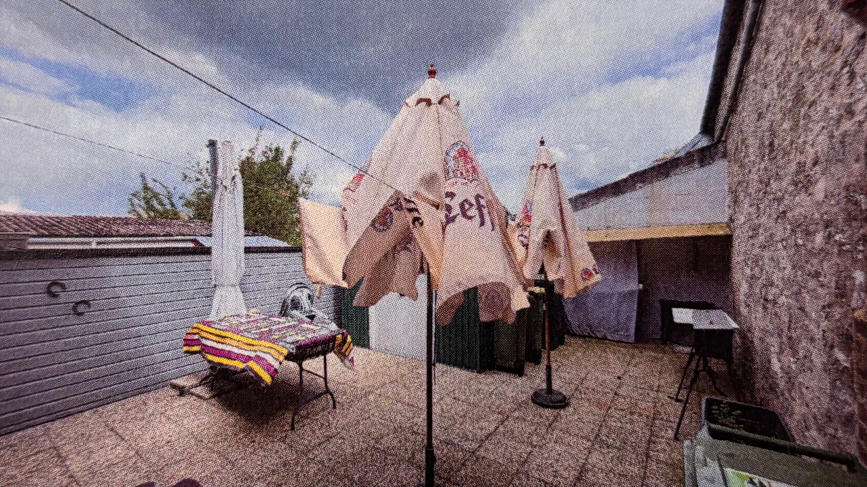 Maison avec fond de commerce "Café licence IV" cause retraite.

Café de village situé à GLAGEON au cœur de l'avesnois dans le NORD.
En activité depuis 1976, nous vendons notre café (L'escale) idéalement situé au centre du village sur la place de l'église. Grand parking gratuit et commerces de proximités (boulangerie, boucherie, légumes&fromages, pharmacie, coiffeur, garage, supermarché et maison de santé).

Description du bien:

Au Rdc:
-Espace café de 36 m2 avec pièce attenante de 12.5 m2+ toilette.
-Espace privé: un couloir desservant une pièce privée salon/cuisine 21 m2, cave, véranda et cour fermée de 50 m2.
Chauffage gaz.

Etages:
-Grand palier, 4 chambres et salle de bain+toilette (67 m2).
Chauffage électrique.
-Grand grenier de 53 m2.