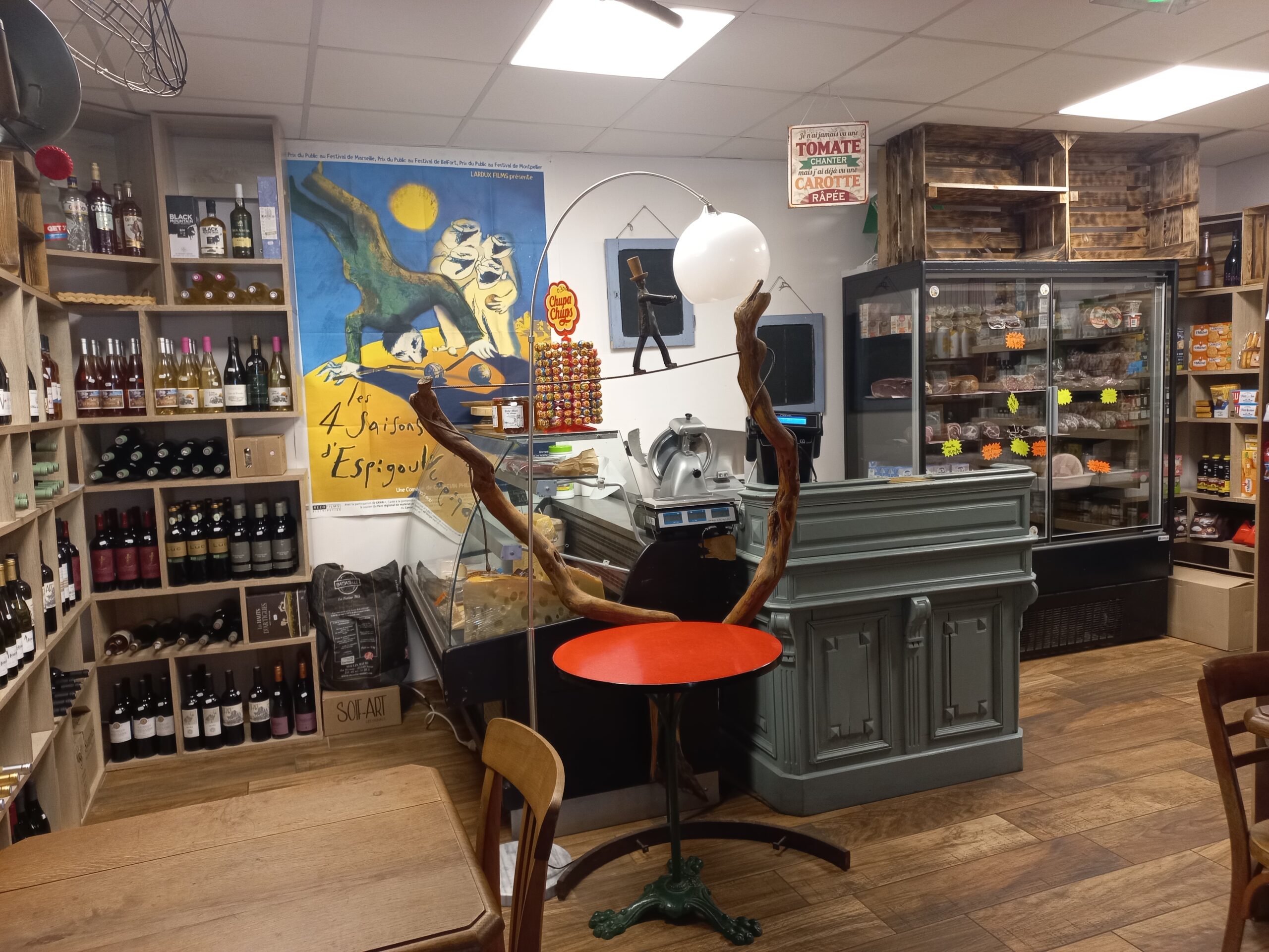 A 5mn du lac Saint Ferréol, sur axe principal. Affaire tenue depuis 5 ans. Locaux, équipement et mobilier neufs. 100 couverts extérieurs, 50 couverts intérieurs. Parking. C.A. régulier : 250.000€. Clientèle variée. Ouvert du lundi au vendredi midi, uniquement + vendredi soir (repas et concert), fermé samedi et dimanche + fermeture en janvier et février. Petit loyer de 370€ par mois + possibilité 600€ de loyer pour logement F4 à l’étage + grand terrain.