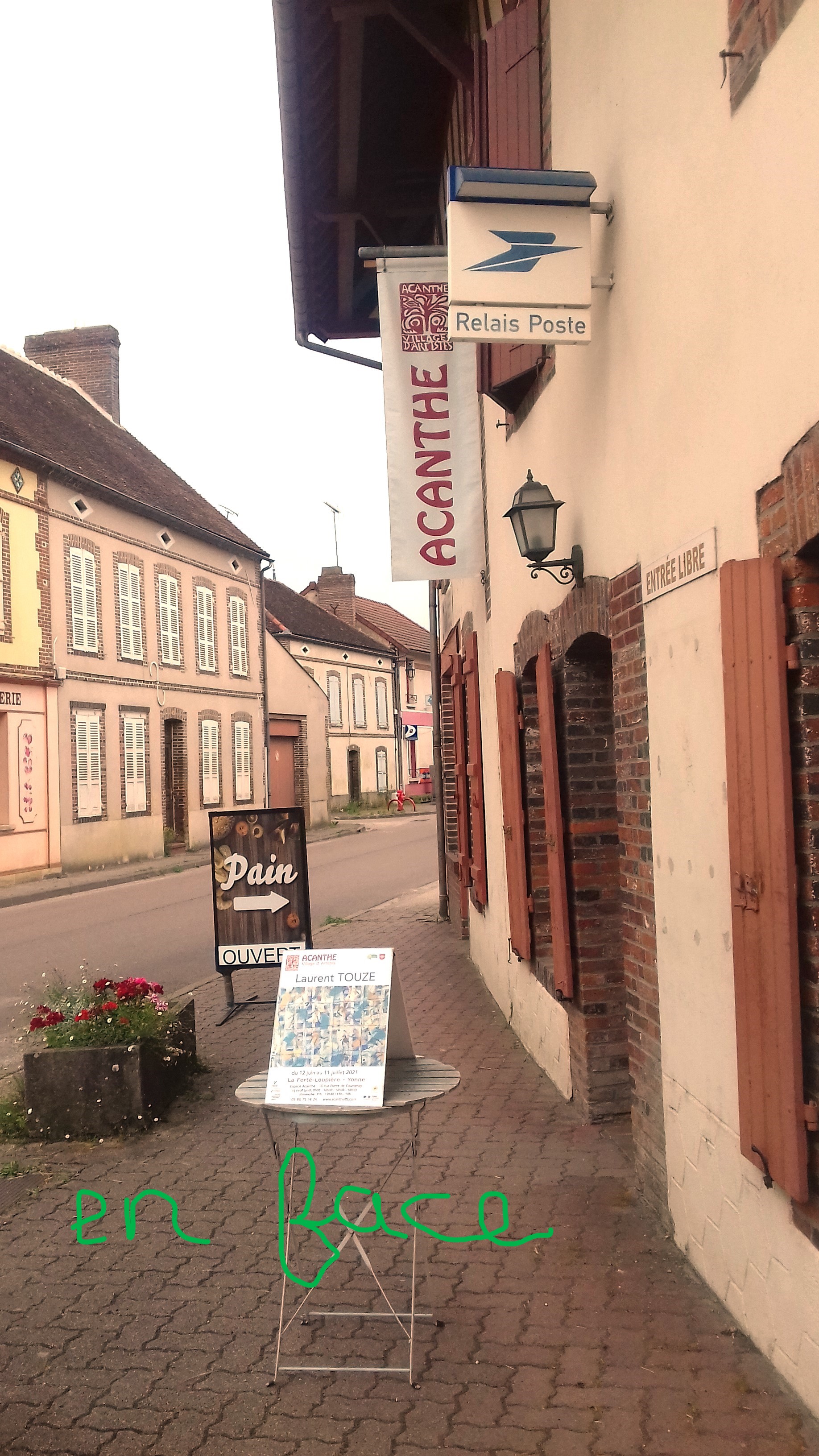 La Ferté Loupière recherche son boulanger

Présentation du commerce :
Une boulangerie en renaissance (suite incendie, clientèle fidélisée par dépôt de pain provisoire) 
-	un magasin (40 m2), un fournil équipé d’un four et un bel espace de préparation en pâtisserie associés à d’autres commodités (réserve, bureau, …) seront prêts en octobre 2024.
-	une surface de vente suffisamment grande pour accueillir un rayon épicerie qui sera un plus pour les villageois et le commerçant.
-	Située au croisement de 2 routes départementales, en face d’un parking.
-	Avec un logement indépendant, au dessus de la boutique.

Les équipements professionnels, le mobilier correspondront à une création de fond qui restera à l’exploitant. 

Présentation du village :
La Ferté Loupière, un pittoresque village de Puisaye (89 Yonne) possédant de nombreux atouts : 
-	Sa localisation :   à moins de 150 km de Paris, à quelques km d’un échangeur de l’autoroute A6, au croisement de 2 départementales d’importance, elle est la porte d’entrée nord de la Puisaye, région touristique.
-	Sa population :     540 habitants (en progression) auxquels il faut ajouter les occupants des résidences secondaires (28% des habitations) est un socle de clientèle qui s’intègre dans une zone de chalandise de près de 4500 habitants.
-	Son école :            accueille les enfants du village et des communes avoisinantes en classe maternelle et primaire. 
-	Son église :           classée car possédant une peinture murale exceptionnelle, attire des touristes de toute l’Europe.
-	Sa vie culturelle :  enrichie par le dynamisme des associations (galerie d’art, manifestations populaires régulières, randonnées, …)
Son activité économique est variée : 6 commerces, des entreprises de bâtiments et travaux publics, un médecin, un cabinet d’infirmier, …  et, ce qui est aussi sa fierté, une agriculture diversifiée.
Notre commune, par sa position, son histoire et son dynamisme attire et rayonne.