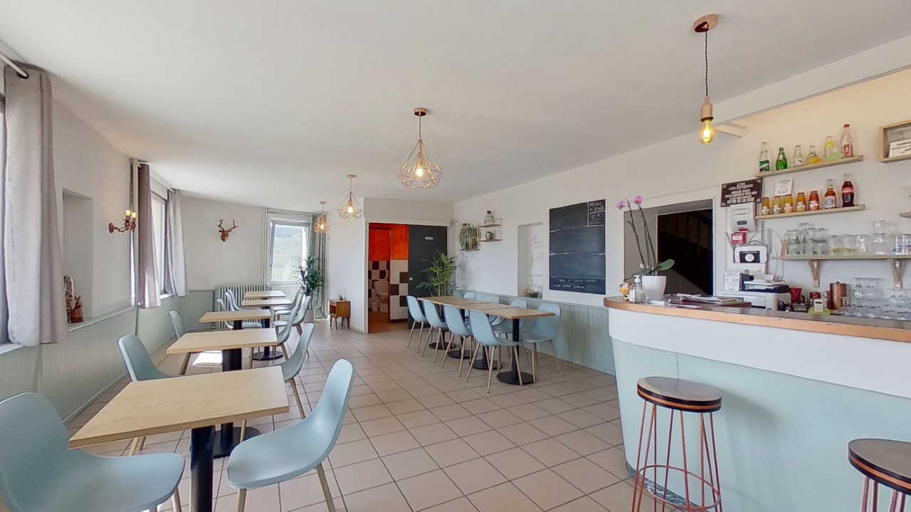 Restaurant bar traiteur de village avec toutes commodités . ( Ecole , crèche , médecin , dentiste , supérette boulangerie et bien d’autres ) sur saint Julien , commune de Val suran . Cette dernière se situe à 35km de Bourg en Bresse et 35km de Lons le saunier . 1h30 de Lyon . 

Restaurant composé de 2 salles , ( 40 couverts ) plus une terrasse pouvant accueillir 12 personnes . D’une cuisine professionnelle tout équipée , avec un four à pizza qui a très peu servi . 
Horaires actuelles : Du Mardi au Vendredi Midi . Grosse possibilité de développement sur les soirs et week end . Service traiteur actuellement les week end . Aucuns contrats sur le matériel en place . Affaire saine , nous souhaitons vendre pour partir sur d’autres projets pro . Pas de salariés à reprendre . 

Un appartement de fonction refait d environ 115 m2 , avec 2 chambres , dressing , grand séjour salle à manger et cuisine équipée .  Chaudière à granule neuve (-de 7 ans )  .  

Possibilité de créer un autre appartement d environ 115 m2 ou chambres pour faire « gîtes . De multiples possibilités s offre à vous . Nous vendons le mur et le fond , indissociable .


Je reste disponible pour tout complément d’informations . 

Cordialement