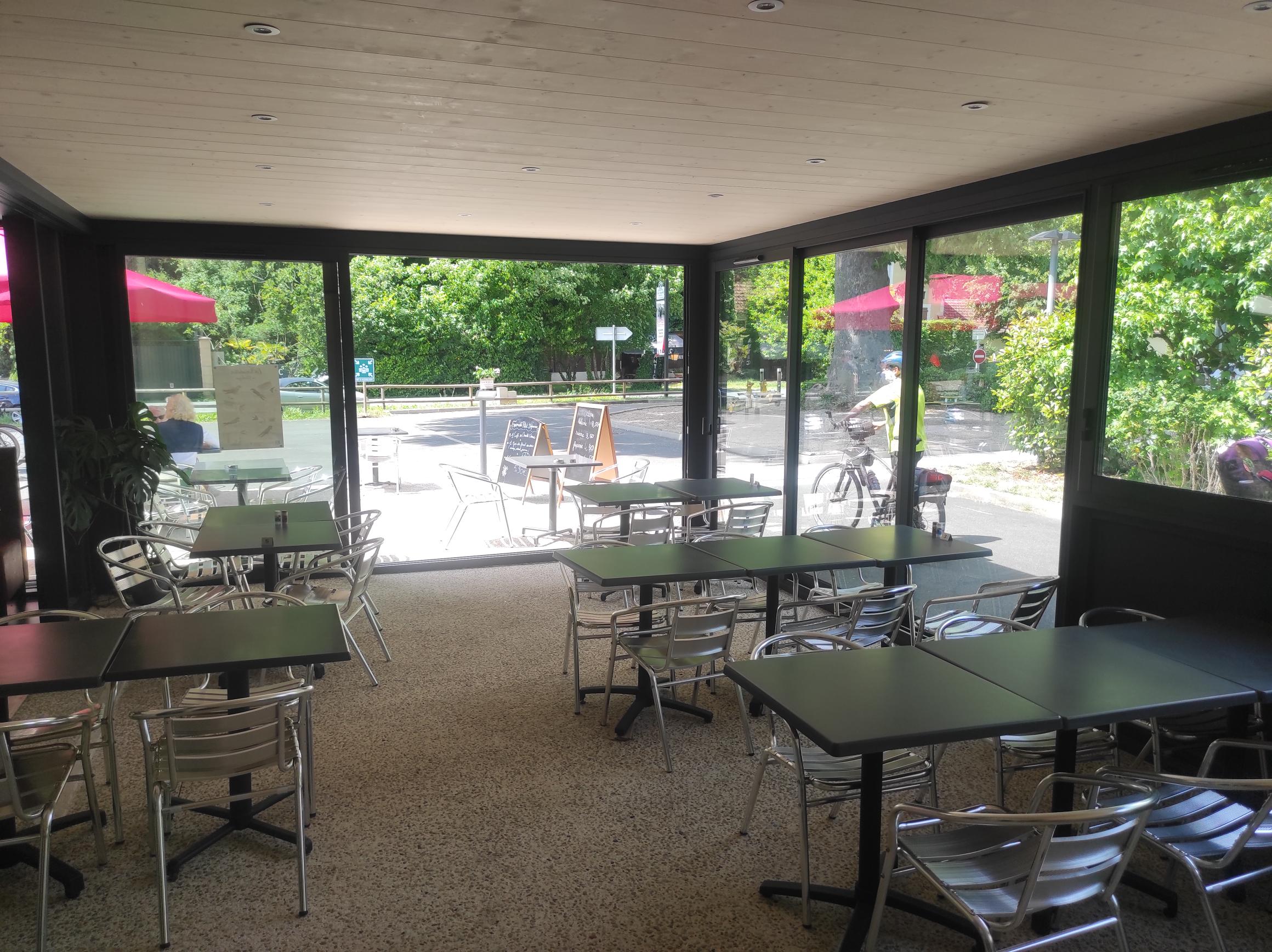Location avec bail pour restaurant. Capacité 40 couverts intérieurs et 50 extérieurs. Cuisine équipée. Idéalement situé accolée à l'Office de Tourisme Robert Doisneau dans le Périgord Noir à 10 minutes de Sarlat. 900€ charges non comprises