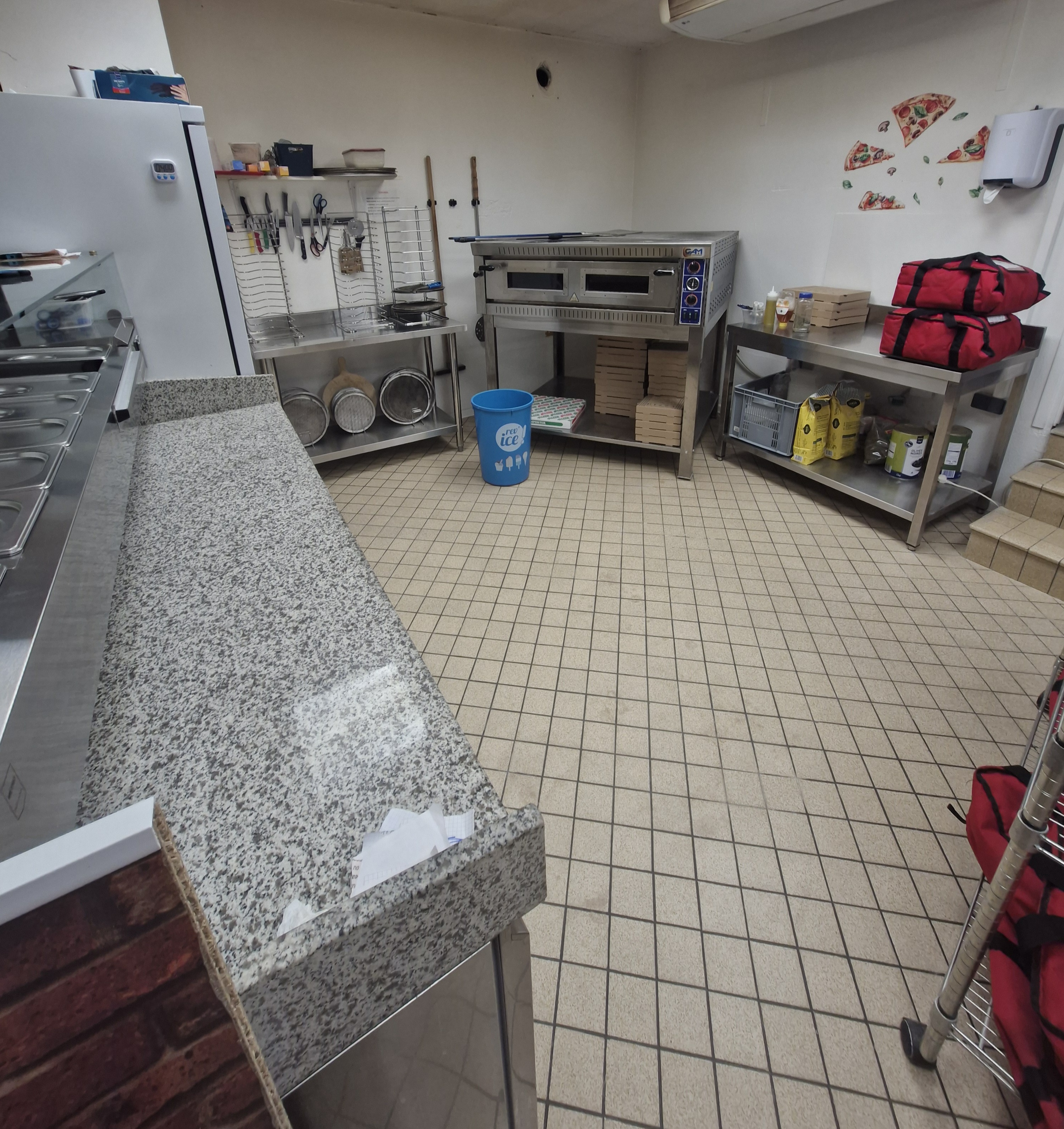 A Vendre Fond de commerce Pizzeria avec 2 Distributeurs automatiques à pizza et 1 distributeur à boissons .
Au Cœur du village à 8 min de la Bourboule et 15min du MontDore,exerçant depuis 5ans et  situé dans une région touristique et sur axe passant , visibilité assurée. 
Situé dans le puy de dôme a 15min des pistes de ski et à 45min de clermont ferrand. 
Local est divisé en 2 pour la surface de vente et la cuisine , une autre surface pour la plonge et une cave .
Sous bail commercial pour le local et les distributeurs. 
Développement du commerce a la demande des clients: snacking : Burgers , frites, panini, salades, plats ... à emporter 
Le  commerce est ouvert du mardi au samedi : le soir uniquement 
Possibilité d'ouverture le midi : plat du jour 
Actuellement c'est une pizzeria en vente à emporter , vous aurez la possibilité de moduler l'intérieur pour accueillir sur place ( env.10pers) 
Aucuns employés a reprendre 
Loyers attractifs : local et emplacement distributeurs 
C.A en évolution 
Prêt a travailler, vous avez tout le matériel nécessaires .
 
1er contact par téléphone aucuns éléments comptables ne sera communiqué par mail/SMS... uniquement lors d'une visite sérieuse et crédible dans son financement 
Curieux s'abstenir !