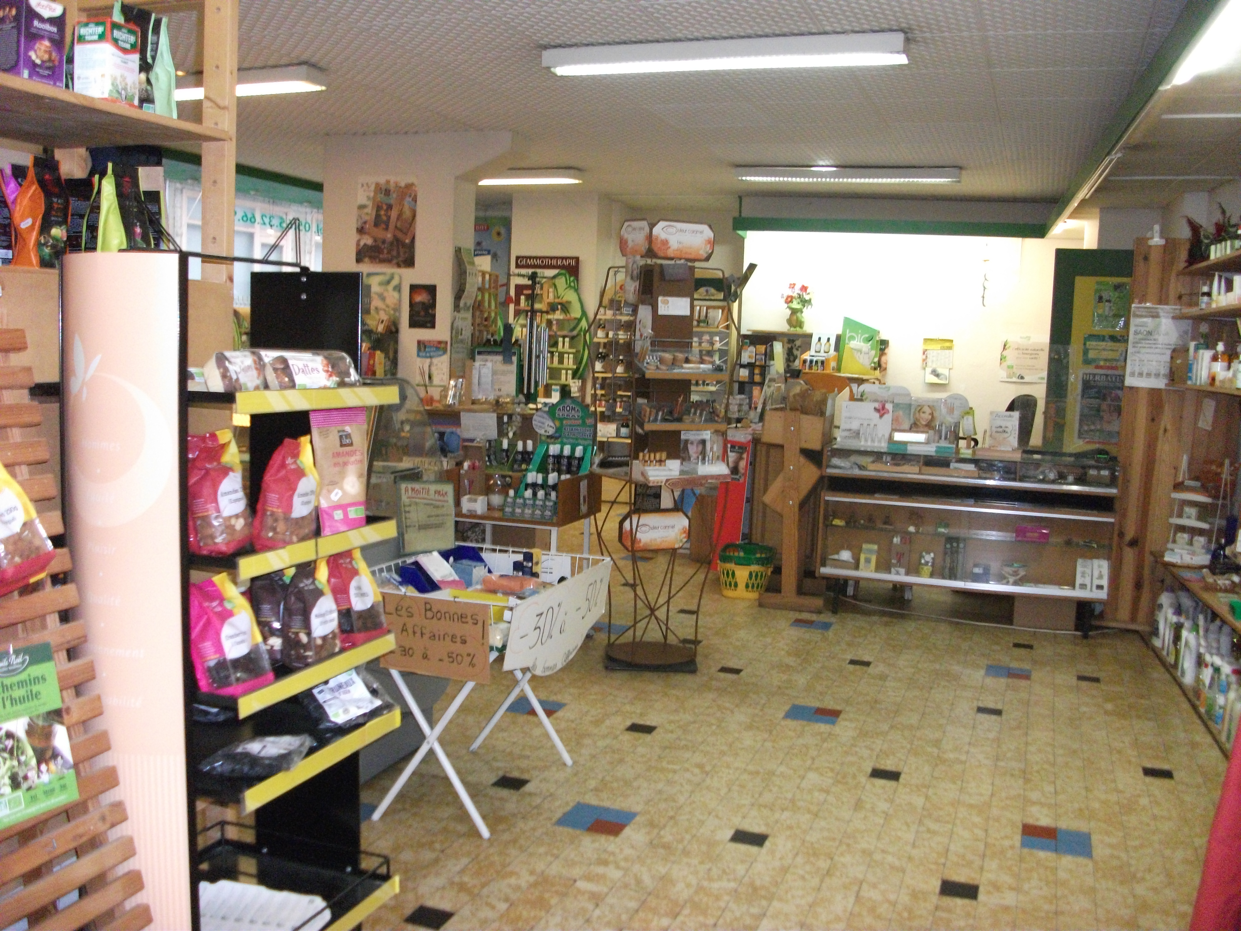 FDC BIO dans la belle et agréable région du LOT 46, à  SOUILLAC, proche des lieux touristiques de SARLAT, ROCAMADOUR.. 
Alimentation bio- compléments alimentaires- produits de toilette et d'entretien - cosmétiques - cadeaux.. Relais colis.
Clientèle locale fidèle et touristique. Bonne notoriété depuis sa création il y a 23 ans.Peut encore se développer.  Situation centre ville près de la place du marché-stationnements gratuits- quartier commerçant vivant toute l'année. Beau local fonctionnel, clair, tempéré entièrement équipé pour l'activité. Surface 90 m2  avec 2 grandes vitrines + réserve/bureau avec coin cuisine - WC . Accompagnement et formation possible. Loyer interessant.  50000 euro + stock