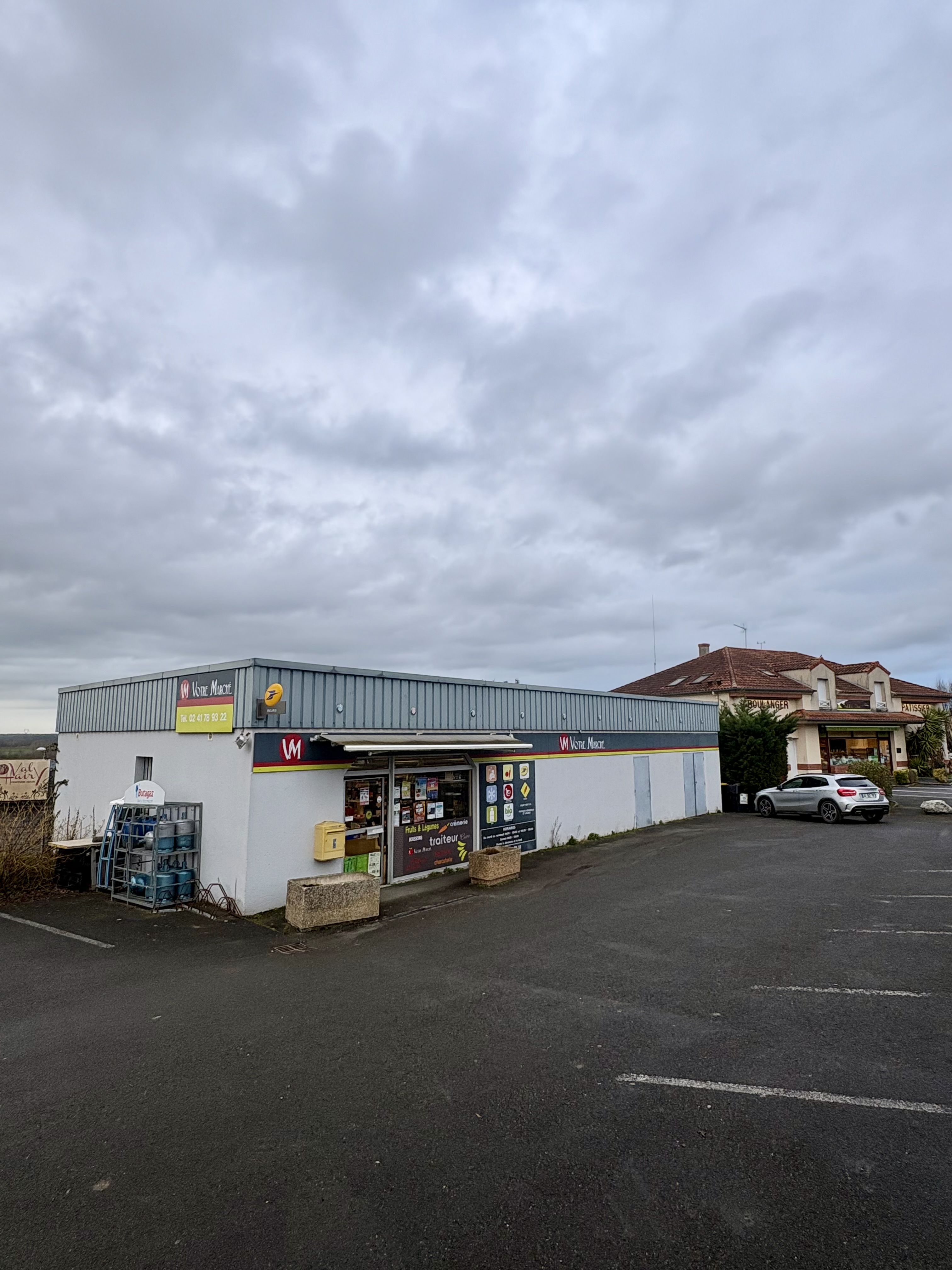 Fonds de commerce MAUGES SUR LOIRE

Épicerie / traiteur à vendre - LE MESNIL EN VALLEE (49410)
- - - - - - - - - - - - - - - - - - - - - -
À vendre fonds de commerce de supérette situé dans un petit village à proximité de Saint-Florent-le-Vieil, sur axe passant offrant une excellente visibilité.
Offrant un bel espace de vente, une cuisine, réserve et SAS de livraison.

Ensemble fonctionnel et rénové, idéal pour une activité de commerce de proximité ou une reprise clé en main.
- - - - - - - - - - - - - - - - - - - - - -
Contact : Immobilier.notaires® et l’office notarial THEBAULT à Varades
ou le gérant de la boutique M.BORE 0612943983