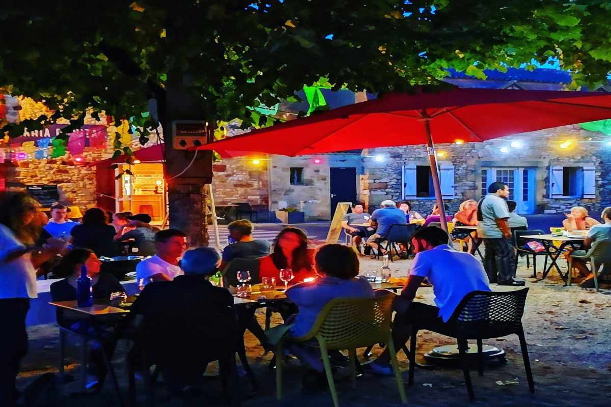 Fonds de commerce de restauration avec licence IV et appartement dans un village typiquement périgourdin, à la croisée de plusieurs bastides renommées du Périgord noir tels que Sarlat, Beynac et Belves. Le rez-de-chaussée se compose d'un bar de 43 m² et une salle de 40 couverts, cuisine 57 m² avec plonge séparée, espace stockage et sanitaire, une cour intérieure pouvant accueillir 15 couverts. Entrée de service pour fournisseurs. A l'étage un appartement 1 chambre avec séjour pouvant être utilisé de salle 19 couverts. Une terrasse 12x10 pour 36 couverts, il est possible de faire plus. Loyer 500 ? mensuel licence comprise. Restaurant rénové et mobilier moderne.