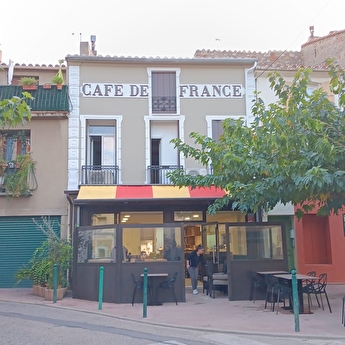 Titre : Opportunité Location Café-Brasserie Licence IV + Logement T2 – Cœur de Vinça (66)

Vous avez l'âme d'un commerçant et l'expérience de la restauration ? Devenez le nouveau visage du Café-Brasserie de Vinça Venez piloter ce lieu de vie central au cœur d'un village animé des Pyrénées-Orientales.

Saisissez l'opportunité de reprendre un établissement incontournable au centre du village dynamique de Vinça. Ce Café-Brasserie, idéalement situé au milieu des commerces de proximité, bénéficie d'un flux constant à l'année et d'un fort pic touristique en saison.

· Capacité : 20 places en salle (34 m²) + 20 places en terrasse ensoleillée (droit de voirie).

· Atouts : Établissement aux normes PMR, Licence IV incluse.

· Logement : Appartement de fonction type T2 à l'étage inclus pour concilier vie pro et perso.

· Potentiel : Fort axe de développement possible via l'installation du PMU et de la FDJ.

Cadre de vie : Village de 2 300 habitants, camping 3* (112 emplacements) et un pôle d’activités autour du plan d’eau à proximité immédiate.

Conditions financières :

· Loyer : 850 € / mois (incluant Licence IV) et le logement de fonction

· Bail : Administratif de 12 ans.

· Apport minimum nécessaire (dépôt de garantie, premier loyer et stock de départ): 4 500 €.

Note : Permis d’exploitation et formation hygiène obligatoires.

Candidature : Dossier complet à déposer avant le 30 avril 2026.