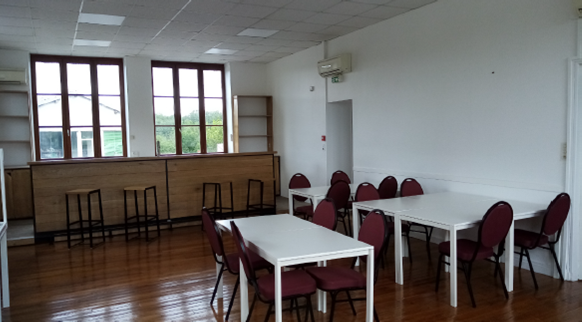 Au cœur d’une commune de 206 habitants entre Creuse et Auvergne, située à 30 minutes de la station thermale d’Evaux-les-Bains (4000 curistes/an), à 1 heure du Massif du Sancy.

Vous souhaitez reprendre un bar-restaurant à la frontière auvergnate, pour créer un lieu de retrouvaille pour les habitants et les touristes de passage.

 Les opportunités

La commune est à la recherche de professionnels de la restauration pour la gérance de cet établissement. À proximité de parcours de randonnée et aux portes de l’Auvergne, ce bar/restaurant est idéalement situé pour développer une activité florissante dans un cadre agréable et offre la possibilité de travailler avec des producteurs locaux.

L’activité actuelle

Activité de restauration depuis plus de 20 ans, ce lieu de vie est fédérateur pour nos nombreuses associations. Il permet également à une clientèle régulière, ouvrière et touristique de partager un moment convivial ou tout simplement se restaurer.

Sa salle entièrement rénovée, d’une capacité de 50 couverts (tables et chaises disponibles). Permettant l’accueil des voyageurs de passage et de créer un lieu où l’on aime à se retrouver. Son bar, refait à neuf est déjà équipé de frigos, d’un lave-verre, d’une cave à vin et d’un évier.

Loyer mensuel : 680 €

 Superficie : 200 m²

Local professionnel

· Salle de 63 m²

· Rénové en 2024

Local d'habitation de 100 m²

Équipements :

· Piano de cuisson

· Four

· Chambre froide

· Parking


 

À propos du territoire

Territoire ponctué de petits villages en pierre, l’est Creuse fait partie des contreforts du Massif central. Ses paysages vallonnés et verdoyants offrent des points de vue somptueux et de grands espaces propices aux sports de plein air et à une vie paisible.

Sur place : nombreuses associations sportives et culturelles, sentiers de randonnées, petit patrimoine, producteurs locaux…

À proximité (8 kms) : boulangeries, supermarché, poste, école, collège, médecins, infirmières, garagistes…

L’actuel déploiement de la fibre sur tout le territoire creusois vous permet de rester connecté.