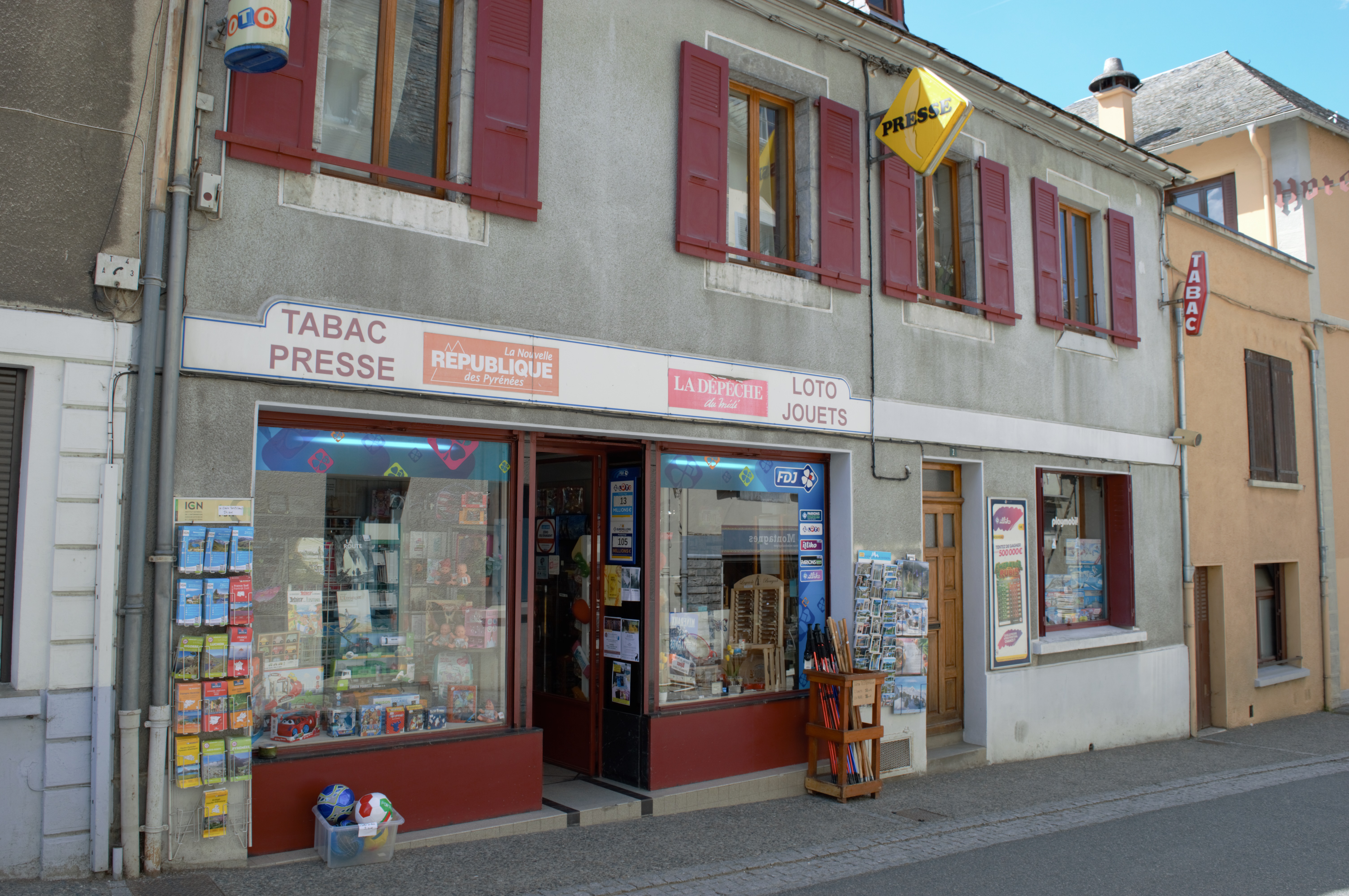 ARREAU - ENSEMBLE COMMERCE / MAISON D’HABITATION d’une superficie totale de 161,53m2 comprenant local commercial, fonds de commerce et appartement d’habitation. Situé dans la principale rue commerçante du village et bénéficiant d’une fréquentation touristique estivale comme hivernale puisque le village se trouve à proximité de quatre stations de ski, le bien se compose :

1. d’un local commercial de plain-pied de 47,32m2 et ses annexes. Le local est distribué en deux parties et possède trois grandes vitrines et deux portes d’accès sur la rue. Ce local permet l’exploitation d’un fonds de commerce de vente tabac, loto, presse, jouets et souvenirs. Le commerce dispose d’un surcroit d’activité en période de vacances mais aussi d’une clientèle locale et fidèle toute l’année. L’activité  est pérennisée depuis 40 ans.

2. d’un appartement à l’étage réparti sur deux niveaux d’une surface au sol de 96,99m2;  composé d’un séjour-cuisine ouverte, salon avec insert, salle de bains/wc et de trois chambres sous combles. En excluant les parties mansardées, la surface de plancher est de 65,74m2. Chauffage par convecteurs électriques et eau chaude cumulus.

Le prix s’applique à l’ensemble commerce / habitation hors stocks.