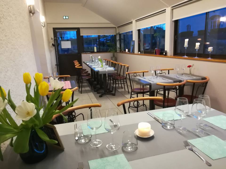 La commune de Sauvelade recherche un exploitant professionnel de la restauration pour son bar restaurant dans le Béarn sur le chemin de Saint Jacques de Compostelle (GR65).  Le restaurant fait partie d'une des dépendances d'une abbaye cistercienne du  12eme siècle, il est attenant au gîte de 18 couchages géré par la commune. Le restaurateur propose également le couvert aux pèlerins,   (2000 nuitées par an).
Le restaurant d'une capacité de 30 couverts en salle, avec possibilité de terrasse,  dispose de la licence IV.  
Possibilité d'organiser des réceptions plus importantes (mariages, communions, anniversaires ...) dans la salle des fêtes située en face.
Location gérance mensuelle : 300€
Possibilité de logement au dessus du restaurant. 
Idéal pour un couple.