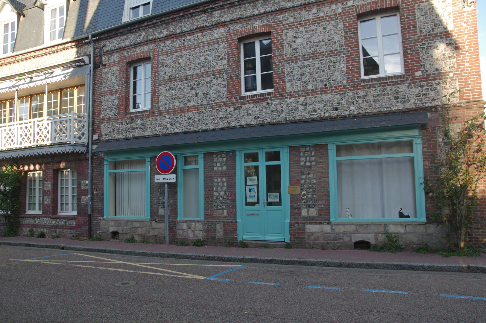 Après 20 ans d'exercice de la médecine générale en cabinet individuel à Veules les Roses, station balnéaire touristique de la Côte d'Albâtre en Normandie, je recherche un successeur à compter du 1er Juillet 2026 pour cause de départ en retraite. Cabinet en location (environ 800€ par mois), au centre d'un des plus beaux villages de France, en bord de mer. Patientèle agréable et fidèle. Pharmacie, cabinet infirmier, quelques petits commerces, cinéma, club nautique et école primaire sur place. Grande surface, collège et lycée à St Valéry en Caux à 8km. Tous commerces à Dieppe (25km).