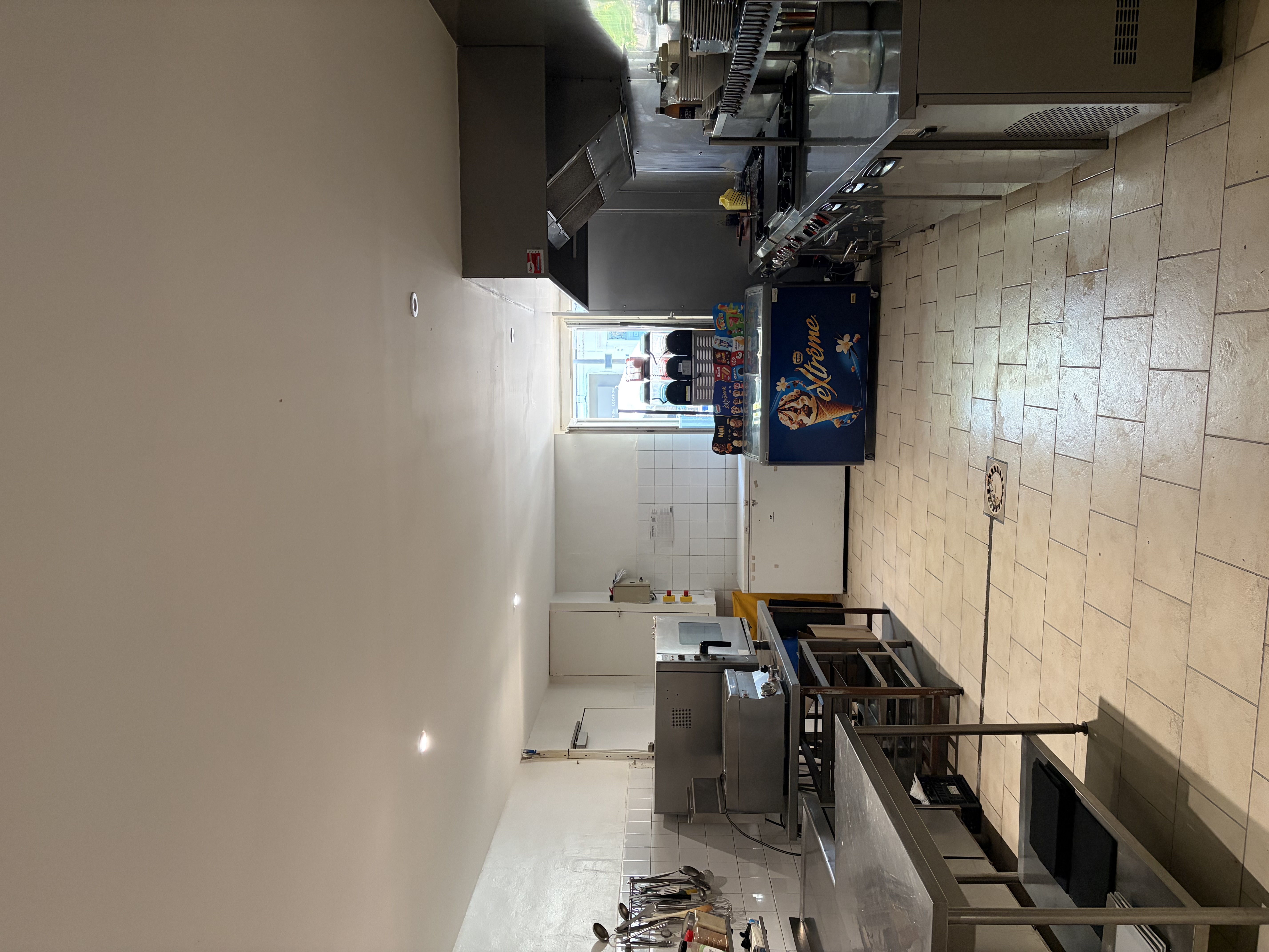 À VENDRE – Fonds de commerce Café / Restaurant – Emplacement de premier ordre à Saint-Martin-de-Crau

Rare opportunité au cœur de Saint-Martin-de-Crau : fonds de commerce café-restaurant bénéficiant d'un emplacement central stratégique avec une excellente visibilité et une clientèle fidèle et régulière.

L'établissement dispose d’une surface d'exploitation d'environ 230 m², complétée par une terrasse de 35 m², offrant une belle capacité d'accueil.

De nombreux travaux ont été réalisés récemment, garantissant un établissement en excellent état et conforme aux normes en vigueur.

L'affaire est entièrement équipée et prête à être exploitée immédiatement :
* Cuisine professionnelle équipée
* Chambre froide
* Bar aménagé
* Licence IV
* Matériel opérationnel

Grâce à son emplacement privilégié au centre-ville, l'établissement bénéficie d'une clientèle fidèle ainsi que d'un flux régulier de passage. Aucun investissement complémentaire n'est à prévoir pour une reprise immédiate de l'activité.