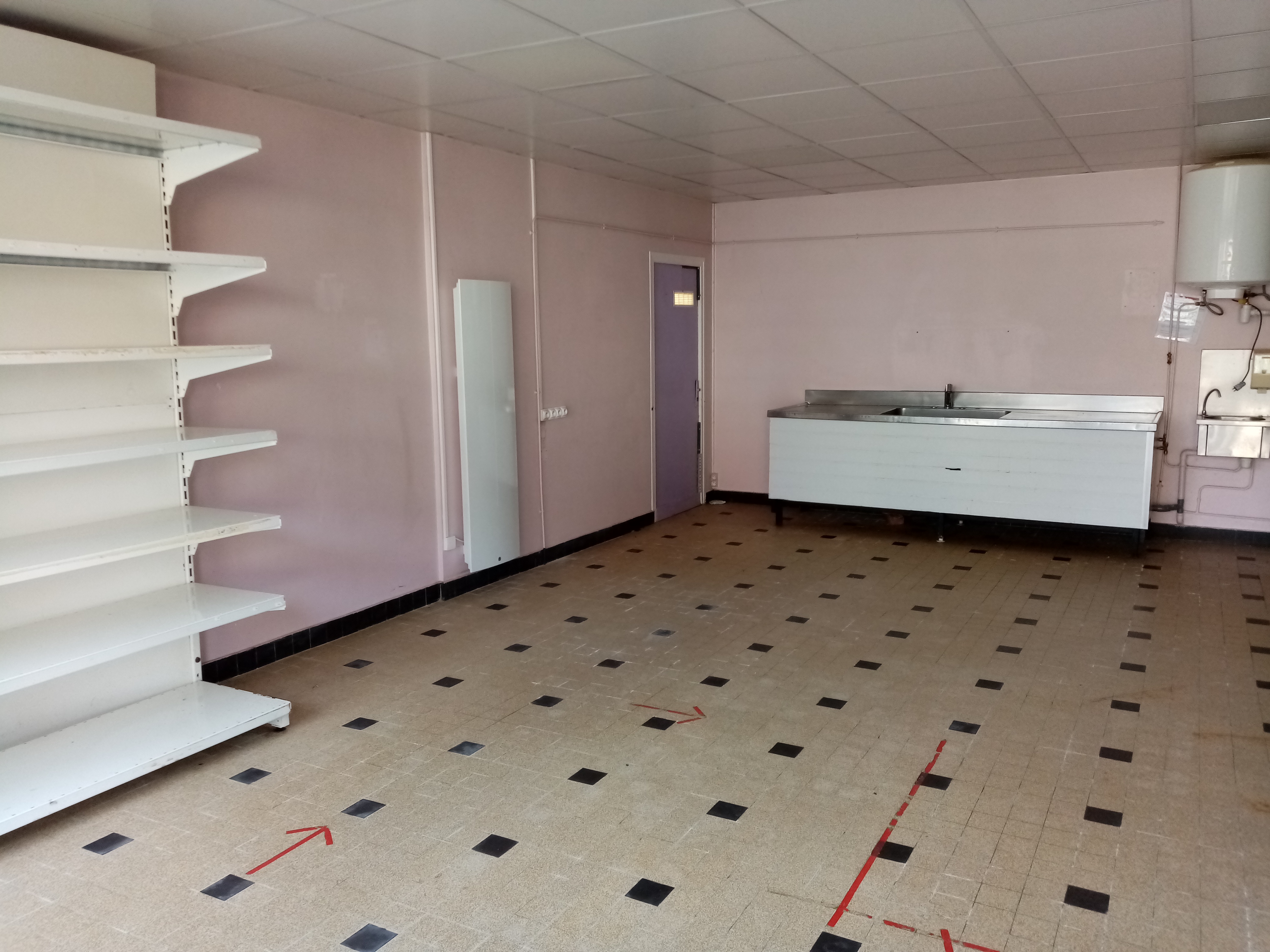 Les atouts :
- commerce de proximité 
- situé dans le centre-bourg
- places de parking devant l’établissement
- demande des habitants

L’activité : 
Une belle opportunité pour entreprendre en milieu rural, créer du lien social et développer une activité multiservice adaptée au besoin du territoire  et essentielle à la vie locale. 

Il est possible de développer la vente de produits locaux, de proposer un point relais pour les colis, d’ouvrir un espace bar, café/salon de thé ou encore un snack...

Tout est à imaginer: aménagement, offres, horaires avec le soutien de la mairie et de ses habitants. 

Le local : 
Le local possède une surface exploitable de 76 m2 et se compose en deux espaces distincts.
 
Une partie de 41,50 m2 est dédiée à l’épicerie. 
Elle comprend : 
→ une vitrine et une entrée accessible aux personnes à mobilité réduite (PMR) ; 
→ un espace modulable pour rayonnages, avec la possibilité d’installer des frigos vitrine et/ou une caisse selon le projet. 
→ un espace pour la cuisine dans le cadre d’une activité de restauration rapide ou de snacking avec un four à pain électrique, un évier et une chambre froide de 1,6 mètre carré. 

Une section dédiée à l’activité « bar/snacking » de 25,5 m2, comprenant : 
→ une vitrine et une entrée PMR ; 
→ un bar avec un comptoir ; 
→ un sanitaire PMR ; 
→ un espace de stockage pour les produits secs de 4,60 m2 ; 
→ une réserve de 9,60 m2.

L’environnement :  
Une commune de 302 habitants située au nord-est de la Nouvelle-Aquitaine avec un bassin de vie d’environ 2000 habitants. La commune dispose d’une école maternelle en RPI. 

Au sein du château de Châtel-Guyon, une clinique privée accueille 52 patients et emploie 50 professionnels de santé. Ce public représente une véritable opportunité commerciale.
 
En parallèle, cette commune propose deux circuits de randonnées : “le Bois de Viersat” & “Vers les hauteurs de Viersat”. Ces sentiers sont régulièrement parcourus. 

Informations pratiques : 
Le bâtiment se situe au cœur du bourg et à 10 min à pied du château Châtel-Guyon. Le bâtiment dispose de deux entrées distinctes facilitant le multiservice, d’un four à pain électrique, et d’un rayonnage. Il dispose d’accès et de sanitaire PMR. Devant le bâtiment, un parking pouvant être réduit afin de créer une jolie terrasse avec quelques aménagements à prévoir. 

La commune s’engage à effectuer des travaux de peinture. À noter qu’en 2016 l’isolation par le toit a été réalisée, les luminaires ont été remplacés par des LED, le système de chauffage a été changé par un système plus performant et moins énergivore. 

Selon le projet une gratuité du loyer pourra être envisagée pour la première année. Puis un loyer modéré sera proposé par la commune.