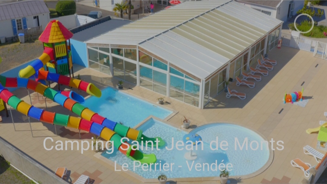 Camping familial 3 étoiles 
Ouvert à l'année 
113 emplacements 
Avec 29 locatifs et 29 Résident 
Piscine couverte chauffée 
Extérieur Pataugeoire et bassin sortie de toboggans 
Bar snack avec grande salle de réception 
Club enfant 
Étang de pêche