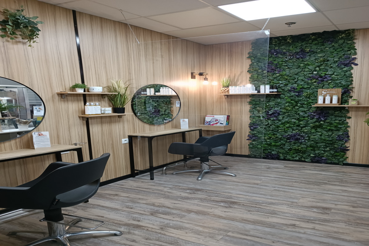 Dans un petit village proche de Sully sur Loire, proche de nombreuses commodité, vends salon de coiffure entièrement refait de 105 m²
Parking gratuit devant le salon

Composé d'un espace homme (Barbier) et femme avec espace coloration.

CA et rentabilité en développement constant depuis 6 ans
4 bacs - 9 postes de coiffage
3 salariées régulièrement formées

Vendu à regret pour cause santé
