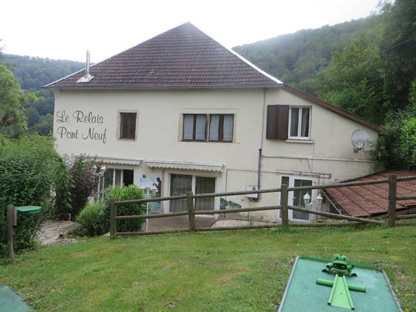 A VENDRE 

COUR SAINT-MAURICE/ France 

RESTAURANT '' LE RELAIS DU PONT NEUF ''
avec mini-golf et chalet.

Belle situation avec un endroit particulièrement bien exposé à proximité d'une route très fréquentée.

Il dispose d'un appartement de 4 pièces pour les propriétaires.

Il offre la possibilité de louer un chalet pour 4 personnes ainsi qu'une chambre pour également 4 personnes.

Ses annexes lui permettent de mettre a l’abri des voitures.

Une affaire intéressante en parfait état avec grande terrasse au sud.

L'Établissement est à l'état neuf c'est-à-dire reconstruit après incendie, Il dispose de deux sanitaires '' Hommes et Dames ''avec chaque fois l'accès aux handicapés.

Une affaire exceptionnelle à saisir à un prix très favorable.