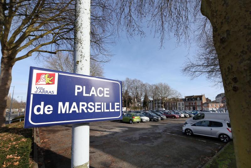 Nous cherchons un  médecin généraliste pour reprendre la patientèle d'un médecin traitant qui va prendre sa retraite. Le cabinet se situe place de Marseille à Arras, dans le Pas-de-Calais. Située au coeur des Hauts-de-France, c'est une ville où il fait bon vivre. Avec son riche patrimoine, ses infrastructures modernes et son dynamisme économique, s'installer à Arras est une excellente option pour ceux qui cherchent une qualité de vie élevée tout en restant connectés aux grandes métropoles. 
Arras est une ville qui vibre au rythme des événements culturels et festifs. Le célèbre Main Square Festival attire chaque année des milliers de visiteurs, faisant d’Arras un lieu incontournable pour les amateurs de musique. Le 7e art n'est pas en reste avec le Arras Film Festival. Le marché de Noël, quant à lui, est l’un des plus beaux de la région.