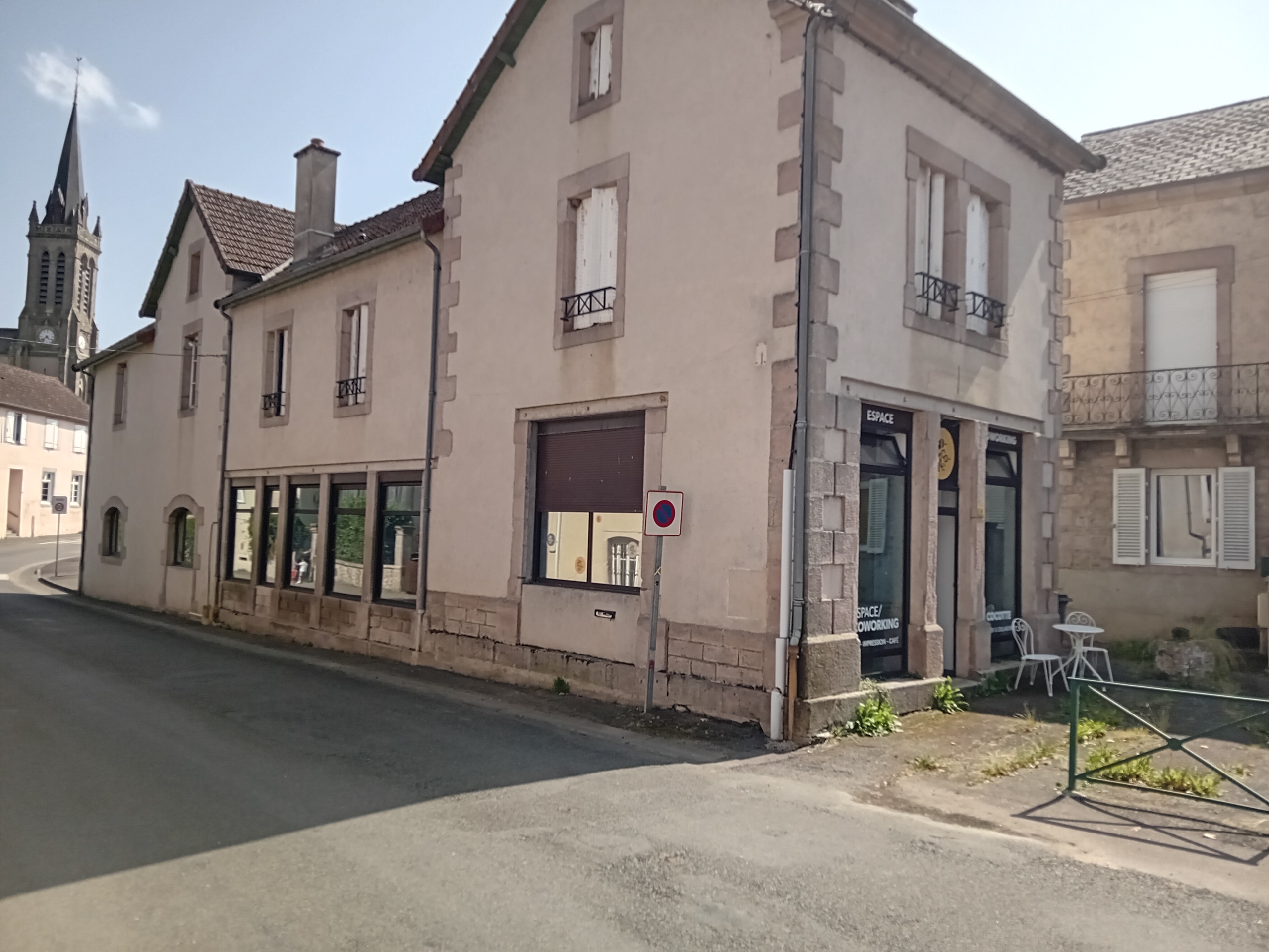 À saisir : À saisir : 𝗗𝗲𝘃𝗲𝗻𝗲𝘇 𝗳𝗹𝗲𝘂𝗿𝗶𝘀𝘁𝗲 𝗶𝗻𝗱𝗲́𝗽𝗲𝗻𝗱𝗮𝗻𝘁 dans une commune dynamique !
Etang sur Arroux (2 000 habitants – zone de chalandise 6 000 habitants) recherche 𝘂𝗻 𝗲𝘅𝗽𝗹𝗼𝗶𝘁𝗮𝗻𝘁 𝗽𝗼𝘂𝗿 𝗿𝗲𝗹𝗮𝗻𝗰𝗲𝗿 𝘂𝗻 𝗰𝗼𝗺𝗺𝗲𝗿𝗰𝗲 𝗱𝗲 𝗳𝗹𝗲𝘂𝗿𝘀.
•	Marché totalement ouvert : les deux fleuristes précédents ont cessé leur activité (départ à la retraite), aucun successeur à ce jour. Concurrence quasi inexistante et sans offre de fleurs coupées.
•	Clientèle locale fidèle, présence d’un funérarium, véritable 𝗱𝗲𝗺𝗮𝗻𝗱𝗲 𝗱𝗲 𝗽𝗿𝗼𝘅𝗶𝗺𝗶𝘁𝗲́.
𝗨𝗻 𝗹𝗼𝗰𝗮𝗹 𝘃𝗮𝗹𝗼𝗿𝗶𝘀𝗮𝗻𝘁 : 90 m² lumineux, vitrine d’angle, pièce fraîche au fond. Rénové récemment (intérieur / extérieur, électricité refaite). En cœur de bourg, avec stationnement aisé et commerces à proximité, loyer attractif de 400 € mensuel—Aide communale sur une partie des loyers (2 premières années) et sur les investissements.