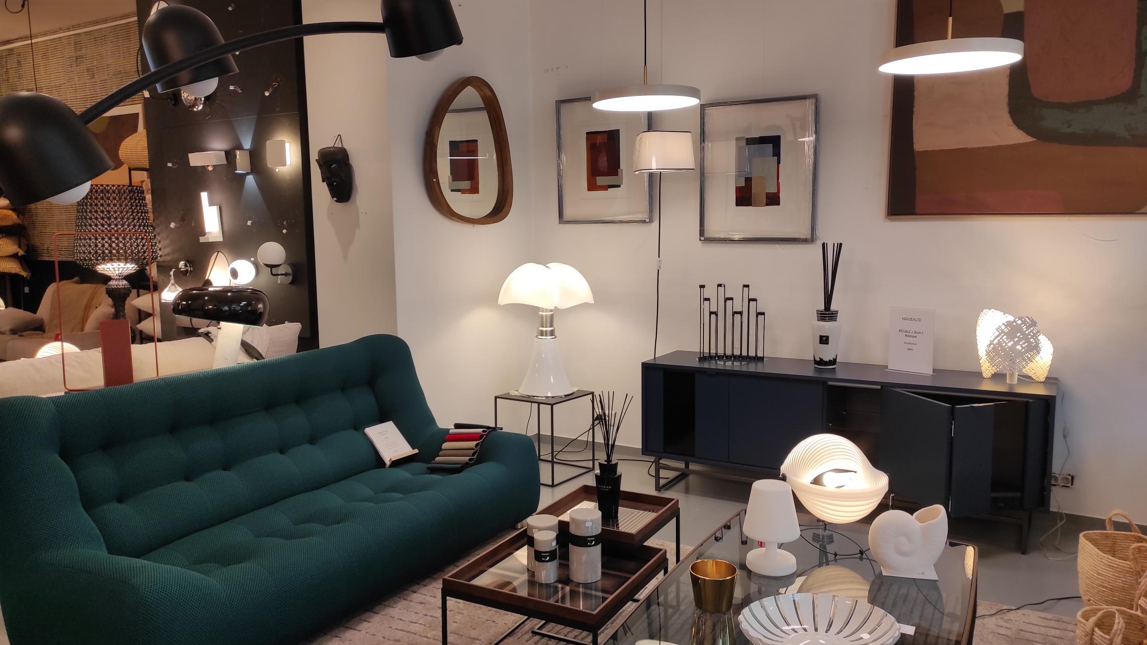 A vendre boutique de décoration (meubles, canapés, luminaires, senteurs, objets de décoration...).
Partenariat exclusif avec les marques telles que Ethnicraft, Sits, Martinelli Luce, Kartell, Haomy, Baobab... 
140 m2 de surface de vente
100m2 de stockage en sous sol
Idéalement placé en plein centre ville d'Aubenas
Bail locatif 3/6/9
Loyer mensuel inférieur à 600€
Chiffre affaire annuel 375 000€ HT