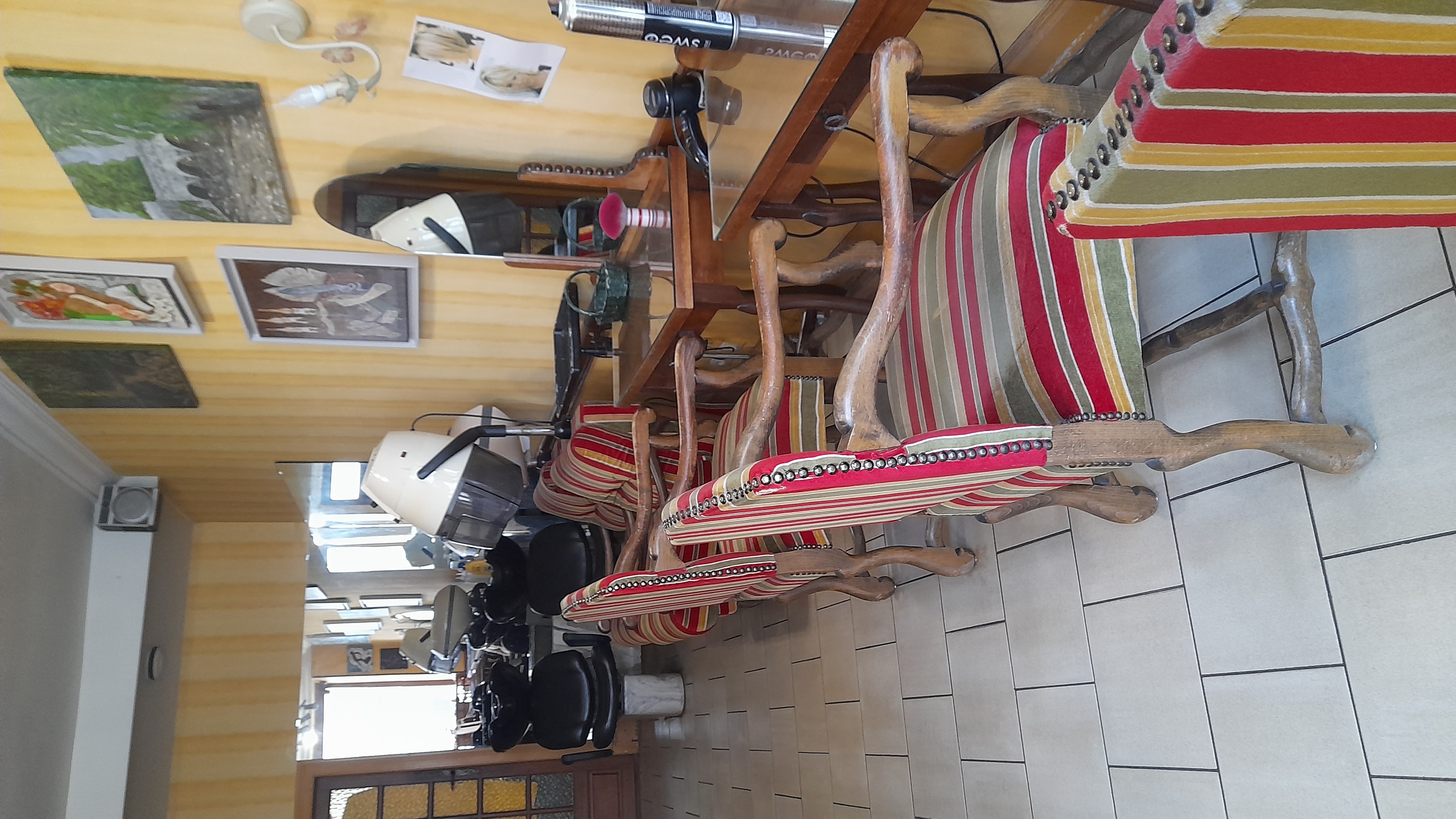 A vendre cause retraite, plein centre d'une petite ville de Bourgogne, 
avec commerces de première nécessité, écoles, etc..
SALON DE COIFFURE mixte - 5 coiffages, 3 bacs shampoing, 
arrière boutique
Belle clientèle locale et touristique ( en saison estivale)
pas de salarié à reprendre
A l'étage, APPARTEMENT à rénover 3 grandes pièces  - sanitaires et salle de bain
grenier aménageable - cave et courette
- Vente murs et fonds -