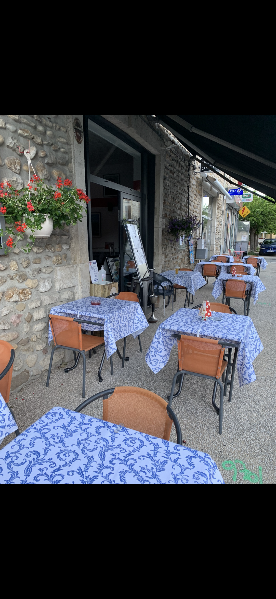 Bar restaurant licence IV situé dans  le centre d’un beau  village touristique de l’enclave des papes , doté d une salle climatisée de 25 places assises, plus bar ainsi que de 2 terrasses dont une coté cour, semi-couverte, de 20 places assises chacune. T1 à l’étage à rafraîchir. Parking gratuit en face de l’établissement, avec à côté, boulangerie, bureau de tabac, coiffeur, école, épicerie…
Cuisine et bar équipés
cave pour stockage.
clientèle fidèle à l’année et nombreux touristes en période estivale ainsi que l’hivers pour les truffes. 
Bon CA en progression continue 
Cède cause autre projet 
59000.- négociable
