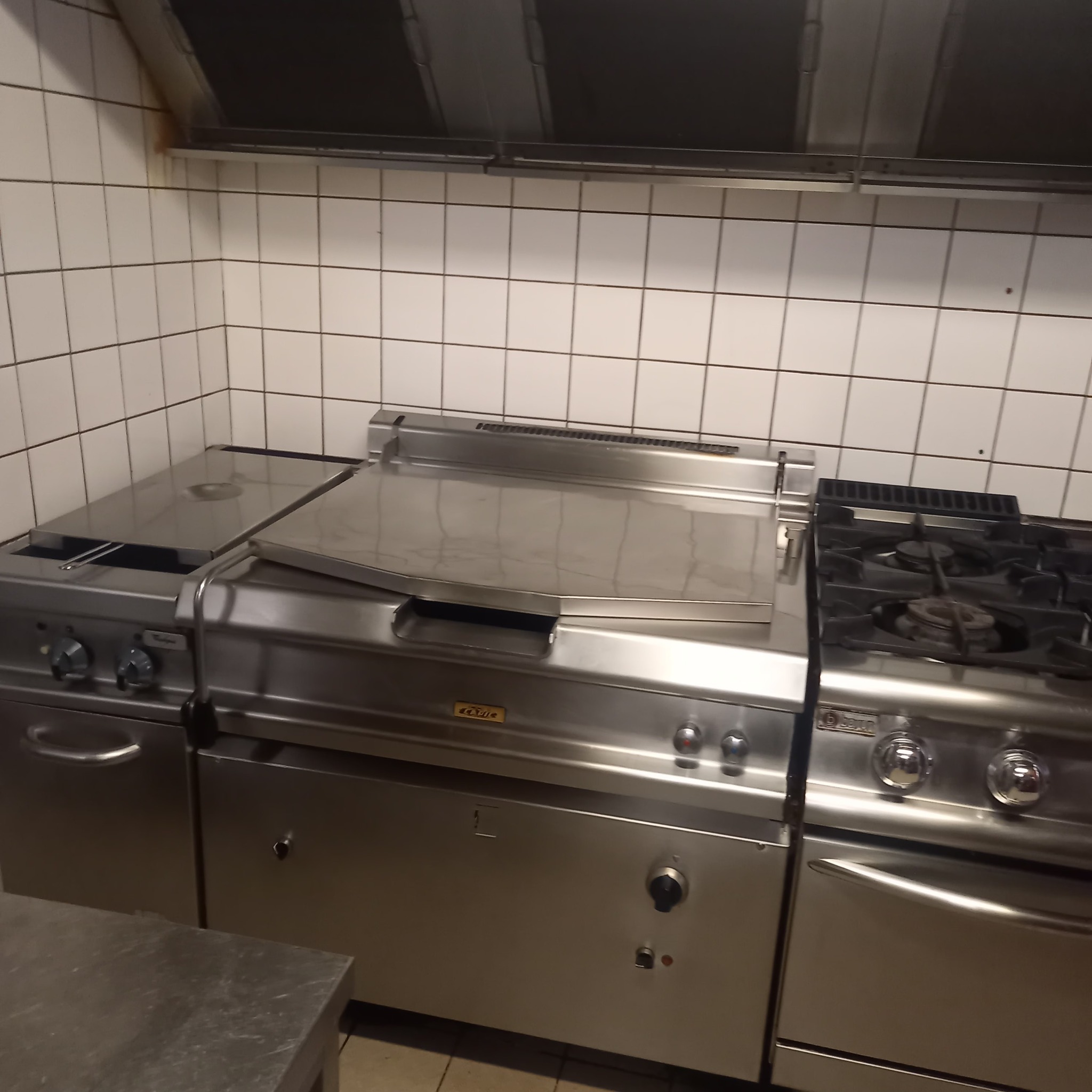 Bar - Restaurant traditionnel du midi - Pizzeria – Traiteur - cause retraite.

 
En activité depuis 11 ans, à 20 minutes d’Orléans, cet établissement est situé dans le village de Fay-aux-Loges, labellisé Loir'étape. Le village est traversé par le canal d’Orléans, et est idéalement situé entre la Forêt d’Orléans et le Val de Loire et sur l'itinéraire de "La Loire à vélo". 

Situé au cœur de la commune, sur un axe routier passant, le restaurant bénéficie d’une clientèle locale, d’affaires et touristique.

 Ouvert dès 6h30 le matin, il propose les cafés et petits déjeuners si le coeur vous en dit ; le service du midi, du lundi au vendredi (rythme de travail confortable, avec une marge de progression). Service traiteur sur réservation pour les associations.  L'établissement est également ouvert tous les 15 jours pour les pizzas maison ainsi que les Samedis midis. Samedis soirs et Dimanches sur réservation.  Il propose un service traiteur le week-end. 

 Cet établissement  est doté d’une salle de restaurant de 100 couverts (refaite en 2023), d’une salle de bar de 18 couverts (+comptoir), et d’une terrasse de 35 places (couverte - équipée de stores bannes électriques neuf). Sa cuisine de 80 m2 est fonctionnelle, le matériel professionnel a été renouvelé en 2024. Pas de travaux, ni d’investissements à prévoir.

Ses salariés : 1 chef cuisinier - 2 serveurs, 1 apprenti.

 Bail 3/6/9 renouvelé en 2024 – loyer 1800 € net / comprenant un logement de 104 m2 de type f4.

CA 2024 : 330 000 €.

 Prix de vente 220 000 €