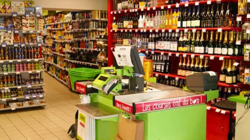 Située en plein cœur de Lanmeur, sur un axe routier important, cette supérette actuellement exploitée sous l'enseigne Proxi, bénéficie d’un emplacement commercial attractif, à proximité immédiate de nombreux commerces (boulangerie-pâtisserie, boucherie-traiteur, conserverie, boutique de chaussures & maroquinerie, bar-tabac, crêperie, coiffeur....) et des services (banques, agence postale, mairie, écoles,pôle médical), générant un flux régulier de clientèle locale et de passage.

Idéale pour un couple de repreneurs motivés, cette supérette offre de réelles perspectives de progression et présente une forte notoriété sur les rayons à services localement :

Boucherie à la coupe de qualité ;
Charcuterie & fromagerie à la coupe (services de commandes de plateaux en place) ;
Plats traiteurs artisanaux (disponibles à la vente en magasin et à la livraison/portage des repas traiteur à domicile). Repas traiteurs extérieurs.
Le local commercial, entièrement aménagé et accessible aux PMR, comporte :

Une surface de vente de 200m², avec portes automatiques et caméra de vidéosurveillance ;
Une réserve de 40m² et une autre réserve à l'étage de 40m2 (avec sanitaires et point d'eau), répartie entre surface de stockage et bureau.
Fonds de commerce : 130 000€ + stocks (estimés à environ 40 000€).
Murs commerciaux disponibles à la vente (170 000€) ou à la location