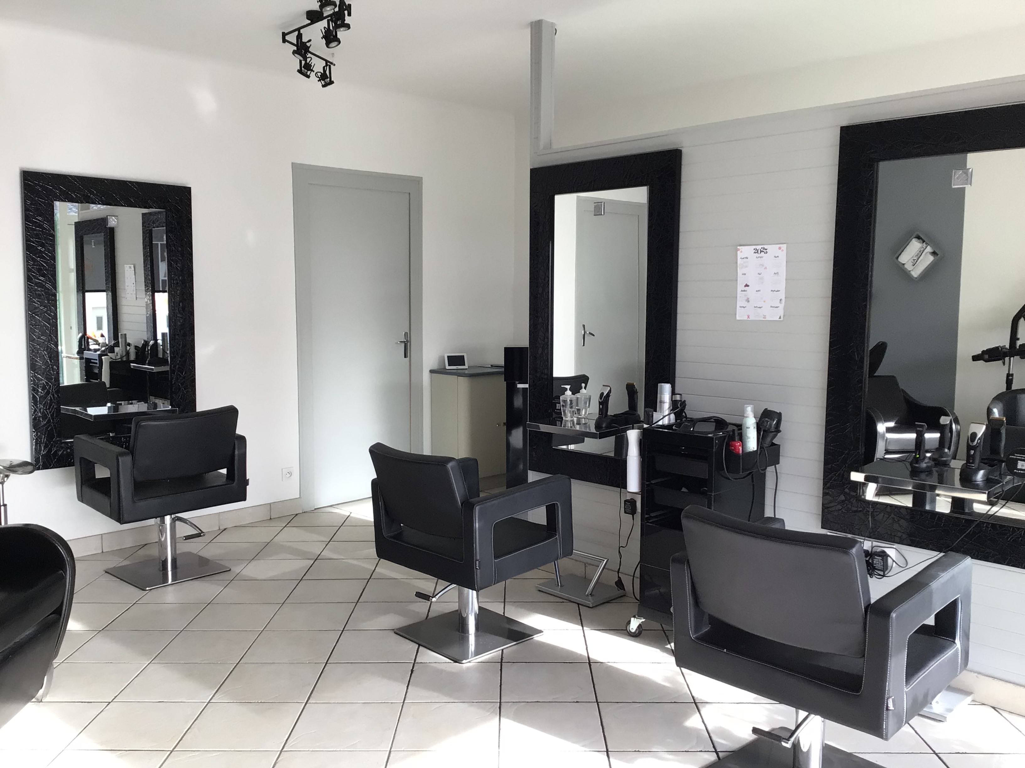 À vendre 
         Fond de commerce 
            Salon de coiffure 
Opportunité à saisir Salon de coiffure ouvert depuis 1993, bénéficiant d’une clientèle fidèle et régulière. Activité bien implantée avec fort potentiel de développement.

Le local de 51m2 se compose de :
3 postes de coiffage 
2 bacs de lavage
1 bureau 
1 réserve 

Prix de vente : 40000€ 

Pour plus d’informations, n’hésitez pas me contacter.