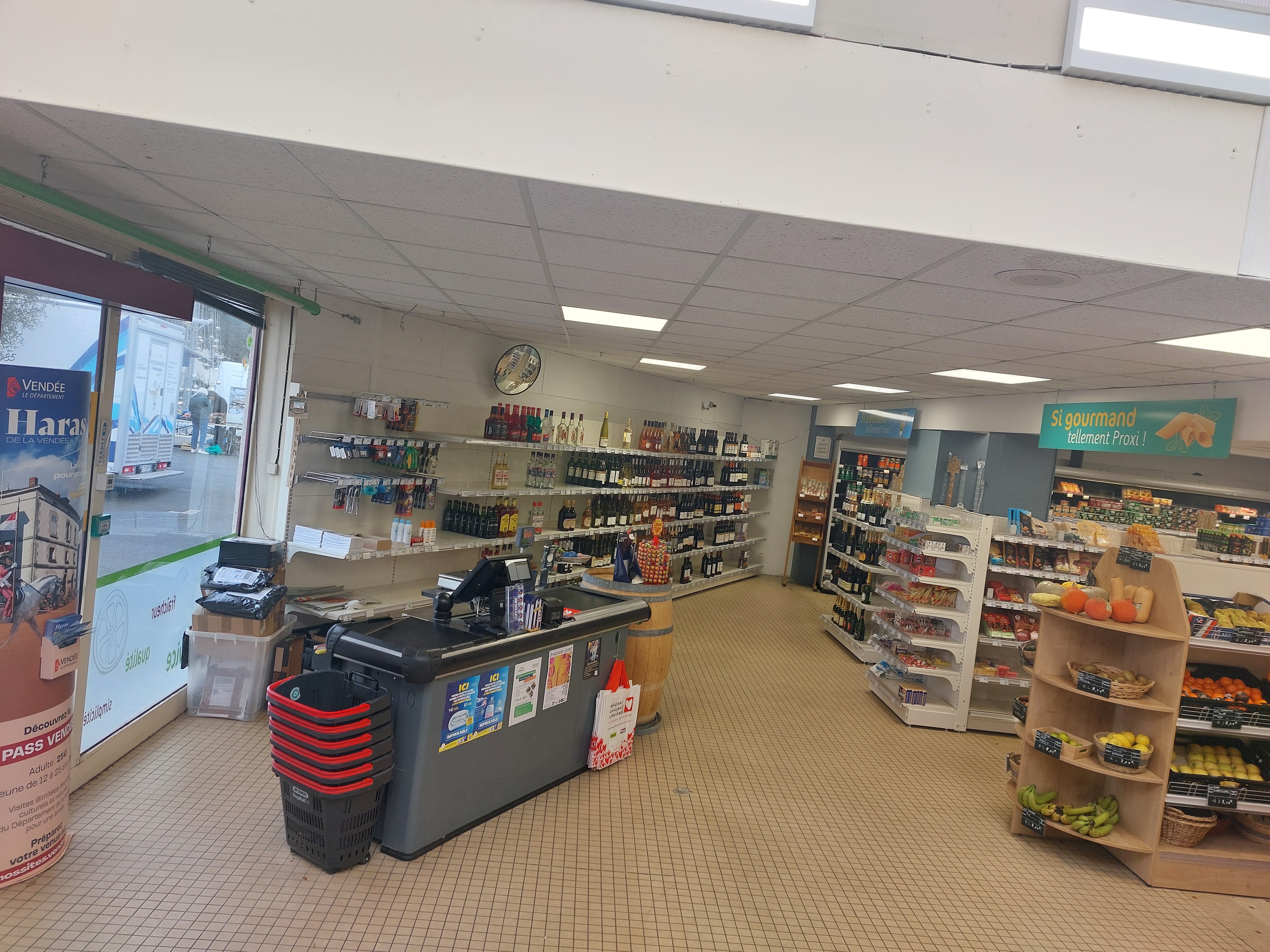 Épicerie  de 200m2 avec  logement  au dessus facile à tenir en couple tout est refais  à  neuf  il y a 2 ans pour plus de renseignements tel 07 86 07 20 65 
Cordialement  
Mr lanilis