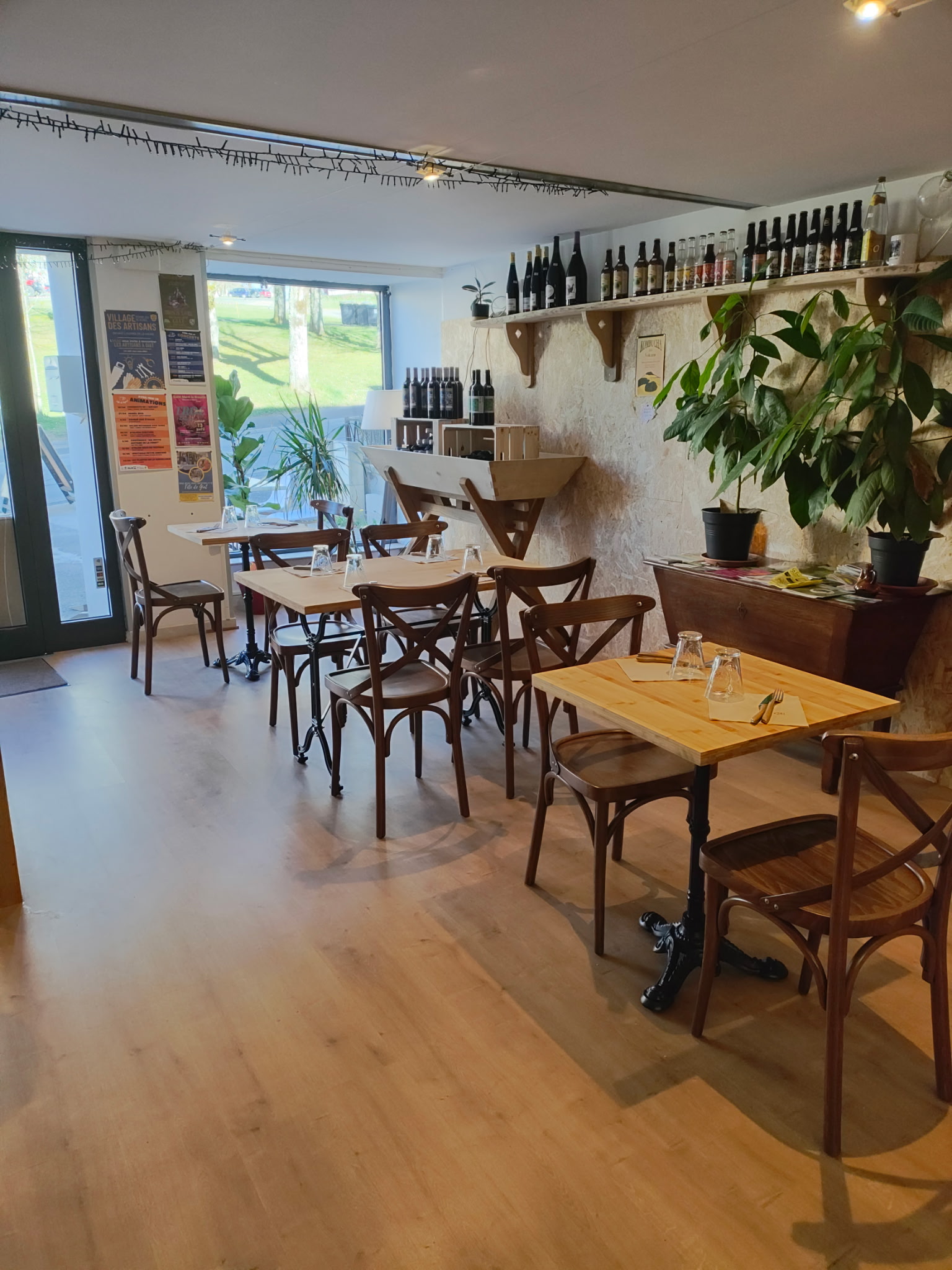 Situé sur la commune de Giat, ce restaurant bénéficie d’un emplacement idéal, à proximité immédiate de la rue commerçante et du champ de foire, lieu emblématique accueillant de nombreuses foires et manifestations tout au long de l’année, générant une fréquentation régulière et un fort potentiel de passage.

Il s’agit d’une opportunité rare, idéale pour un professionnel de la restauration ou un porteur de projet souhaitant s’installer dans un établissement clé en main, entièrement rénové, conforme aux normes et sans investissement à prévoir.

Le restaurant est implanté dans un bâtiment de caractère sur deux étages, développant une surface totale d’environ 360 m² (120 m² par niveau). Le rez-de-chaussée est consacré à l’activité avec une salle conviviale de 60 m² offrant 24 couverts, une cuisine professionnelle de 60 m², entièrement équipée et fonctionnelle, ainsi qu’une terrasse en façade permettant d’accueillir 16 couverts supplémentaires, très appréciée lors des beaux jours et des événements locaux.

L’établissement est actuellement exploité 4 jours par semaine, midi et soir, du jeudi au dimanche, laissant un important potentiel de développement (élargissement des horaires, augmentation de la capacité, exploitation des périodes de foires et manifestations, etc.).

Une rénovation complète a été réalisée en 2023, incluant la mise aux normes coupe-feu, la création de WC PMR, ainsi que des plafonds coupe-feu en salle et cuisine. La toiture a été rénovée en 2021 et bénéficie d’une garantie décennale. Le chauffage est assuré par un poêle à granulés récent (1 an).

La cuisine est entièrement équipée : hotte, bac à graisse et tout le matériel professionnel nécessaire en très bon état. Aucun investissement n’est à prévoir.

L’établissement dispose d’une licence restaurant.

Prix d'achat fonds de commerce + murs
