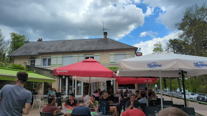 ▶️Vente des murs et du fonds de commerce  

➡️Situation idéale 50 m du barrage, 👀vue et accès au lac des Settons. Couverture téléphonie. Fibre. Restaurant, bar, jeux et PMU.
Salles : 40 couverts + 100 (grande salle) + 109 terrasse extérieure.
Terrasse, licence IV.

➡️L’établissement est situé sur la rive droite du lac des Settons proche du barrage sur la commune de Montsauche les Settons (580 habitants), en Nièvre. Site touristique et classé (350 000 visiteurs / an) à proximité de la Maison des Grands Lacs (office de tourisme). 

➡️Accueil de touristes, ouvriers, groupes (randonneurs, motards, cyclistes, club de voitures anciennes), accueil de familles, associations locales, visiteurs.

➡️Etablissement repris en 2014 par un couple. 
Restaurant : travaux réalisés dans la salle de restauration et cuisine.
Salle bar, restaurant : 60 m², grande salle : 80 m², terrasse : 120 m²
Cuisine : 18 m², office 15 m², local de stock : 30 m², 1 chambre froide : 3 m²
Matériels : piano, lave-vaisselle, cellule de refroidissement…matériel (four, assiettes, couverts, etc.)
Logement à l’étage : 5 chambres, salle de bain : 10 m², 1 laverie, séjour et cuisine aménagés (refaits en 2019). Électricité, isolation, fenêtres : refaits
Cellule de sécurité incendie : ok. Alarme brouillard (x2) : ok

▶️Vente des murs et du fonds de commerce : 320 000 €

✅Etablissement situé en Zone de Revitalisation Rurale (ZRR+) offrant des exonérations possibles  (impôt sur les bénéfices pendant 8 ans, CFE, Taxe FPB, charges patronales sur les salariés...). 
Accompagnement technique dans l’installation possible par la communauté de communes.

Vendeur : M et Mme ALLOU - 06 77 81 47 50 - lagrangealoup@gmail.com