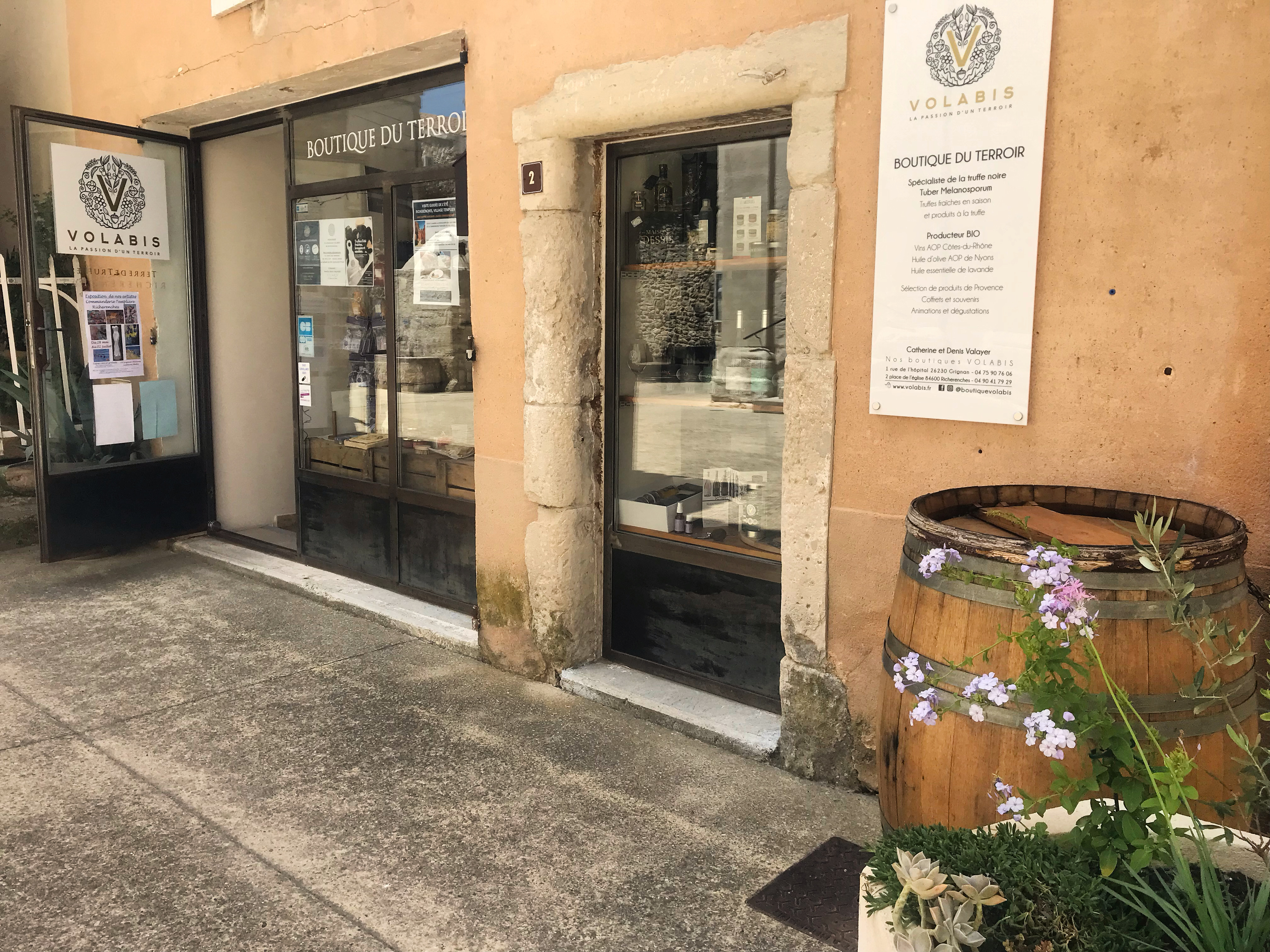A vendre très jolie épicerie fine située à Richerenches en Provence crée en 2014.
Activité : vente de produits spécialités truffe, truffe fraîche au détail en saison et conserves de truffe , belle gamme de produits, coffrets cadeaux et gamme Provence.
Située à Richerenches, capitale de la truffe en Provence, la boutique est au cœur du village historique à deux pas du musé de la truffe et du vin 
( 12 000 visiteurs par an) Lieu très visité chaque année...
Emplacement idéale et unique pas de concurrence direct dans le village.
Clientèles d passage, touristiques, locaux et étrangères.

bail 3.6.9 loyers 300 €. Bail neuf au 1er novembre 2023.
Prix: 250 0 00 €